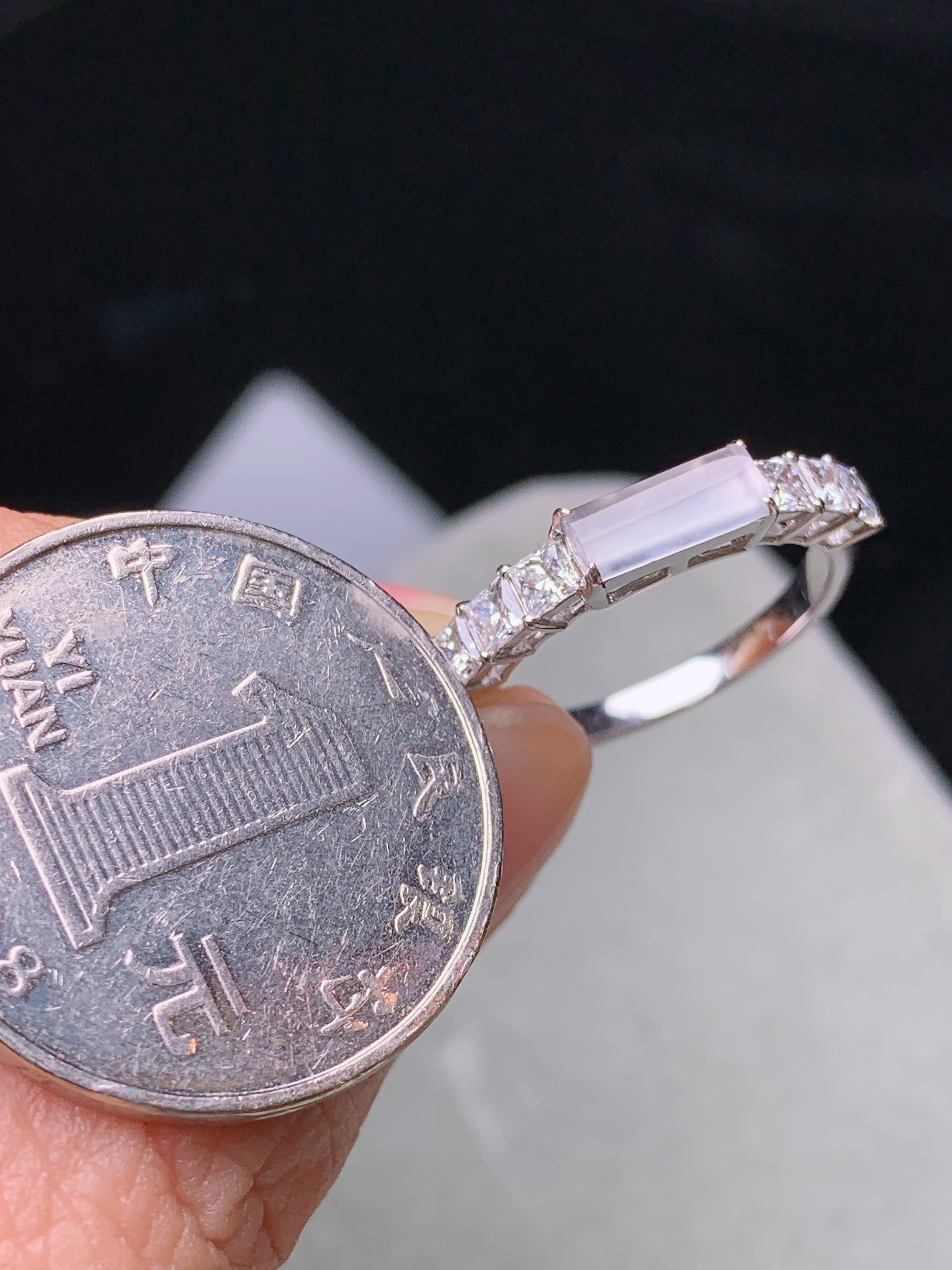 18k金钻镶嵌冰种玉柱戒指 玉质细腻 色泽艳丽清新 水润亮眼 圈口14 整体尺寸3.3*8*2m5