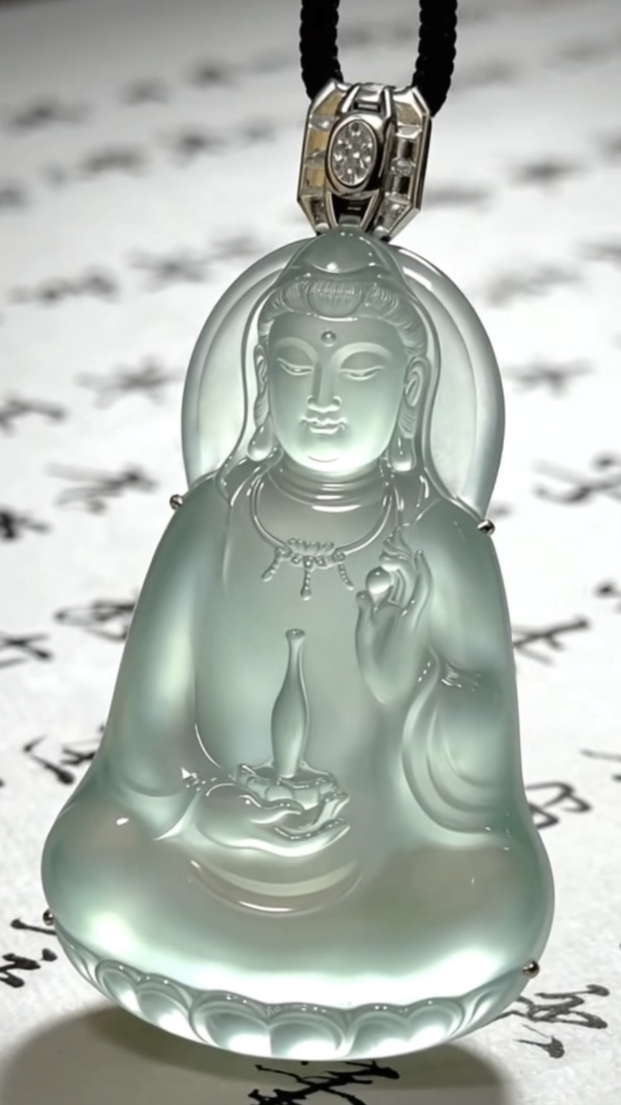 【净莲禅心·观自在】观音菩萨，
裸石61-38.5-7mm，
整体71.2-38.5-12.5mm，44.45g，
18K金，南非钻