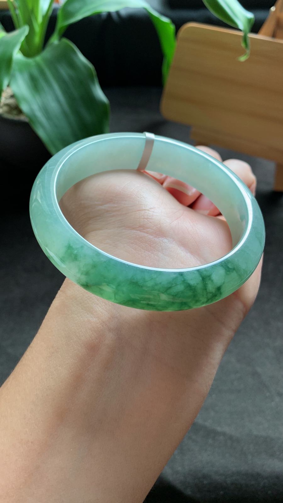 58圈口 天然A货翡翠飘绿花手镯 颜色漂亮