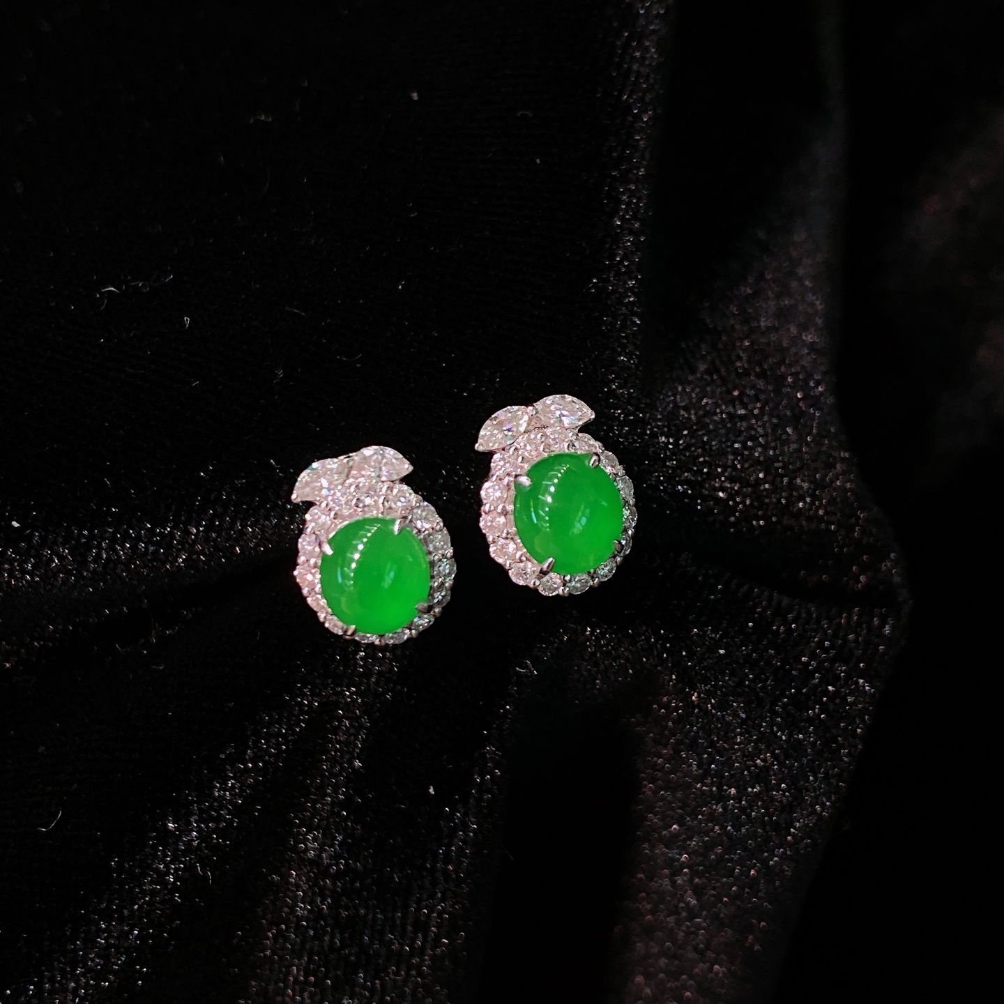 冰阳绿蛋面耳钉，色泽鲜亮，荧光感满满，18K金镶嵌，简约精致，尺寸如图一，实物更美～，5.9/5.3/9.8