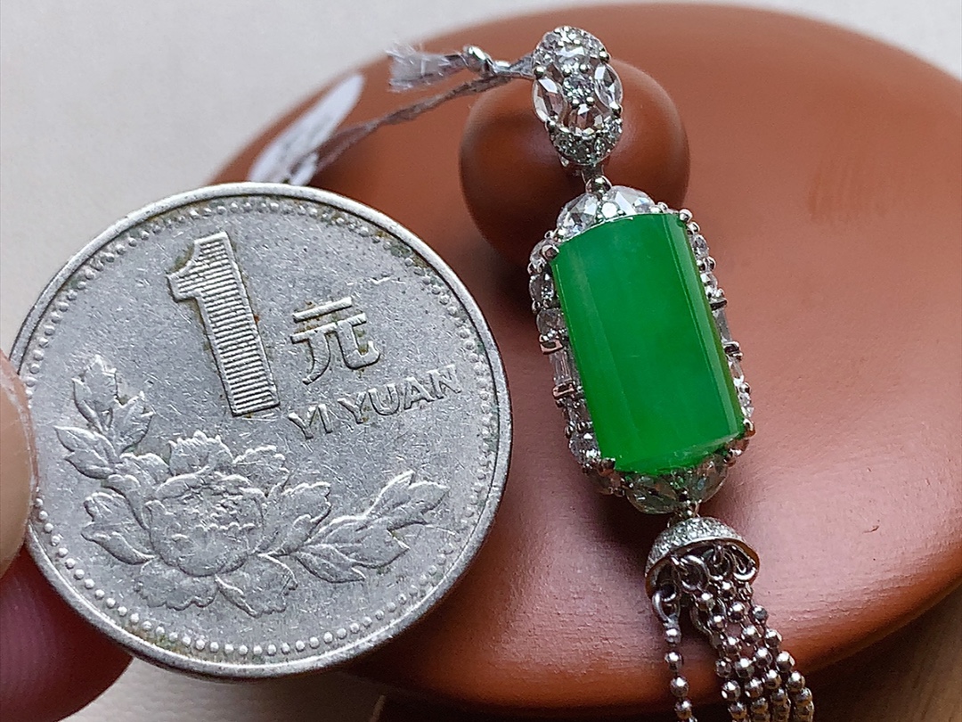 ️ 冰种阳绿马鞍形吊坠 18K，色泽漂亮，品相，无裂，尺寸56/9.5/10.3，12/7.5
