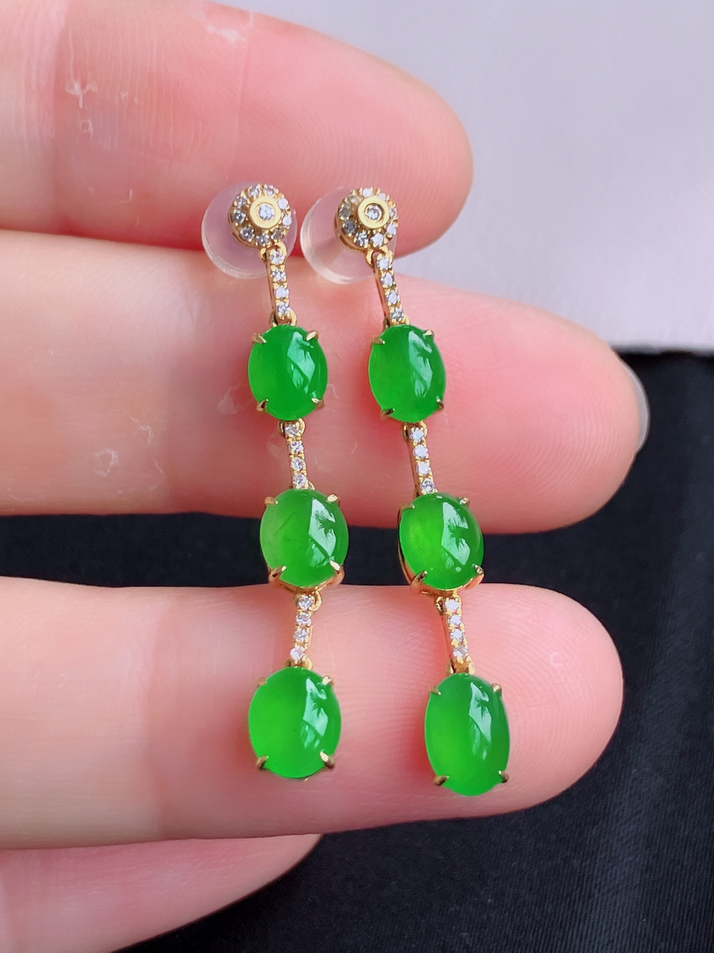 ️翠绿蛋面耳环，简约时尚，尺寸37.6/6.8/4.6，自然光实拍