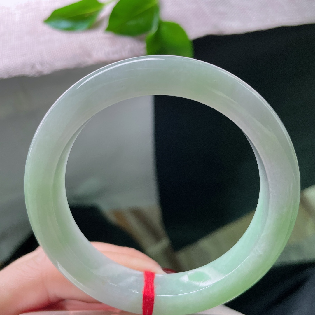 57.3/12.1/9.1，绿底正圈，颜色甜美，娇俏可人，水润细腻，种老，无裂，ss50097a