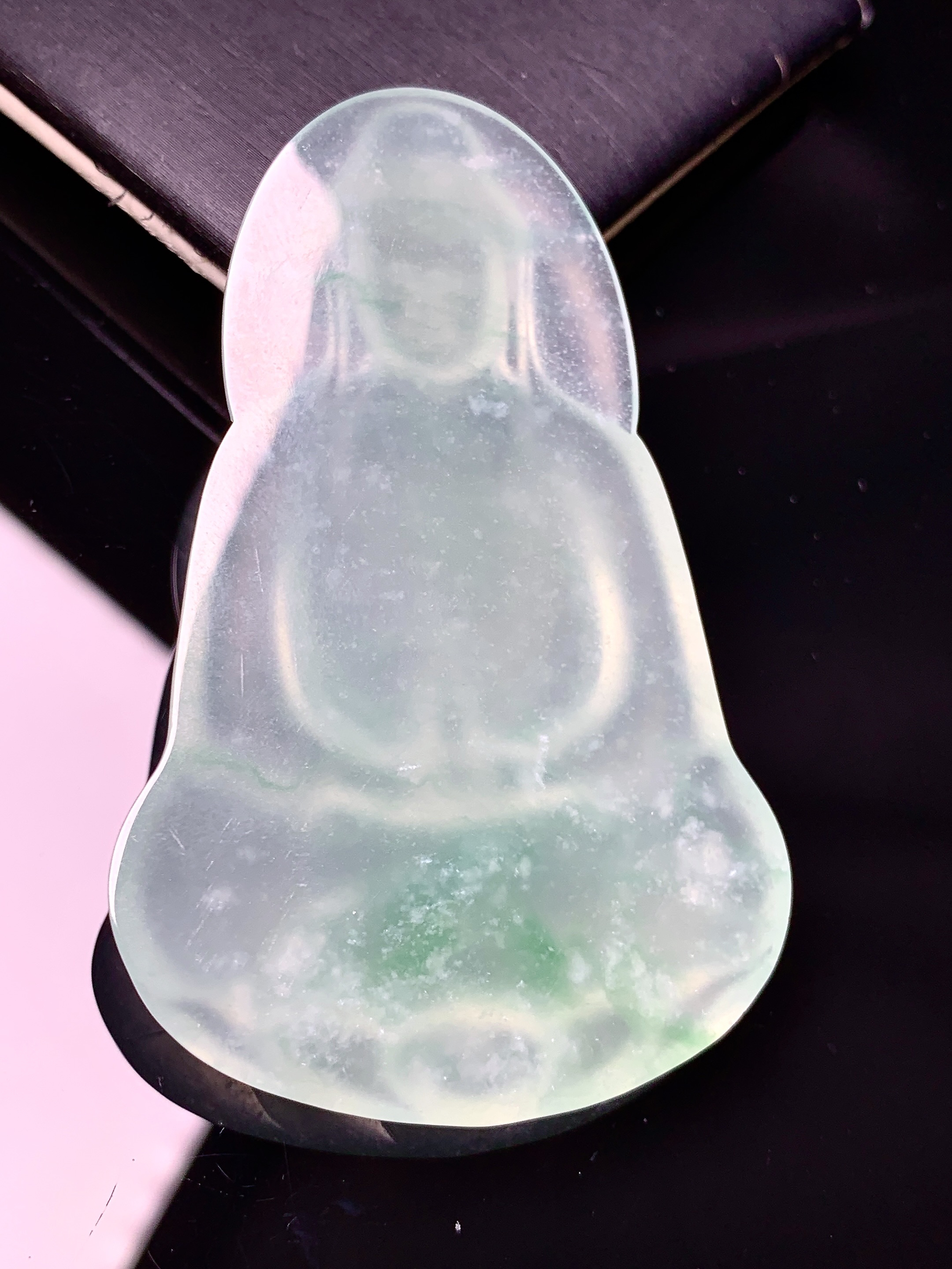 冰种飘绿观音菩萨吊坠 玉质细腻 色泽艳丽清新 水润亮眼 整体尺寸62.5*40.5*5.6x7