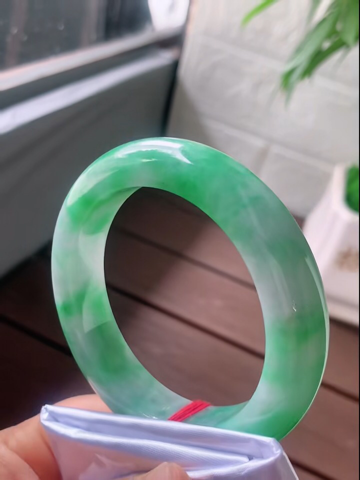 正圈58.8圈口，翡翠糯化种飘绿手镯