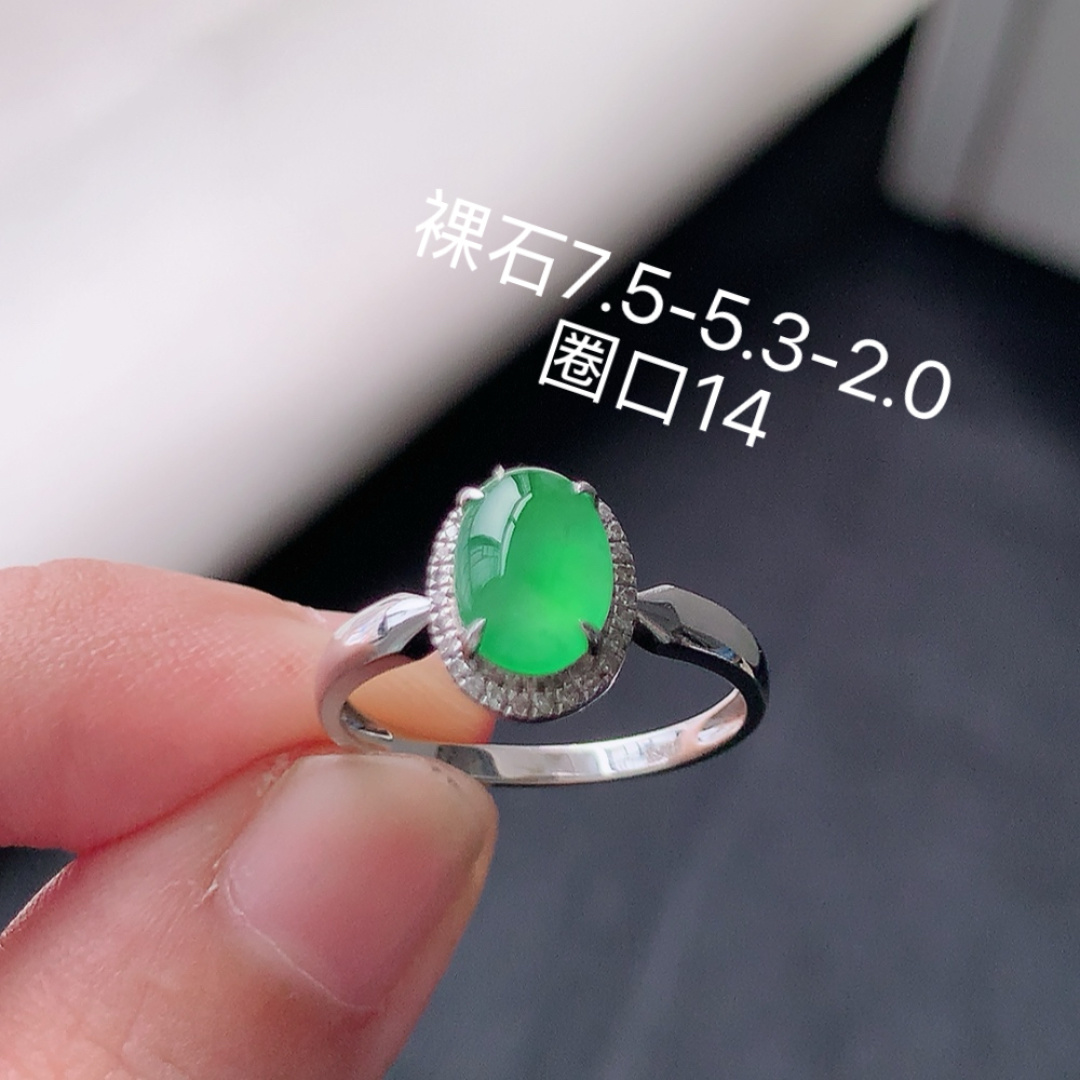 冰阳绿女戒。莹莹青翠，种老无裂水润，佩戴温婉优雅，货号79428，7.5-5.3-2.0