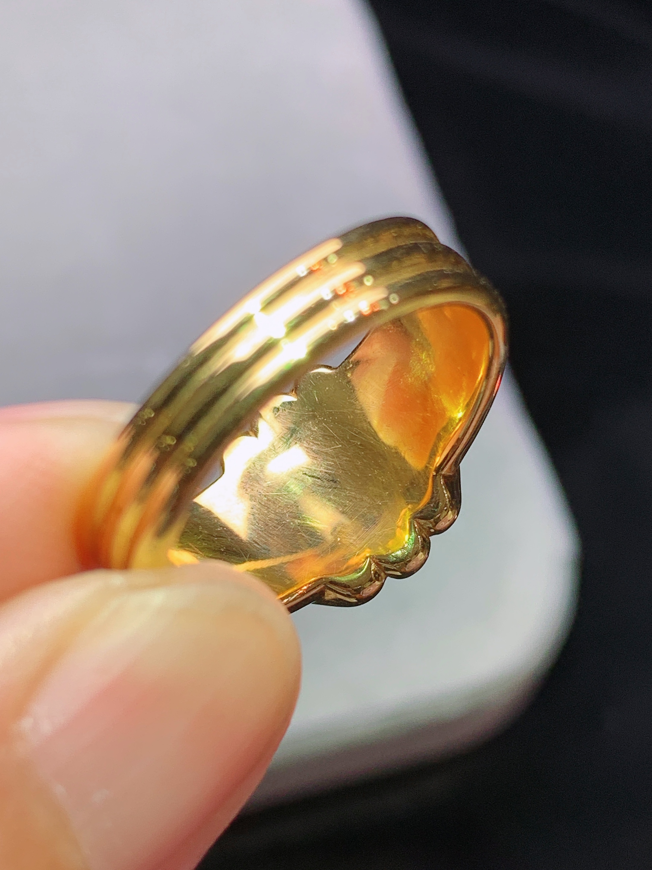 18k金镶嵌冰阳绿蛋面戒指 玉质细腻 色泽艳丽清新 水润亮眼 圈口15 裸石尺寸9.8*7.8*4.8m5