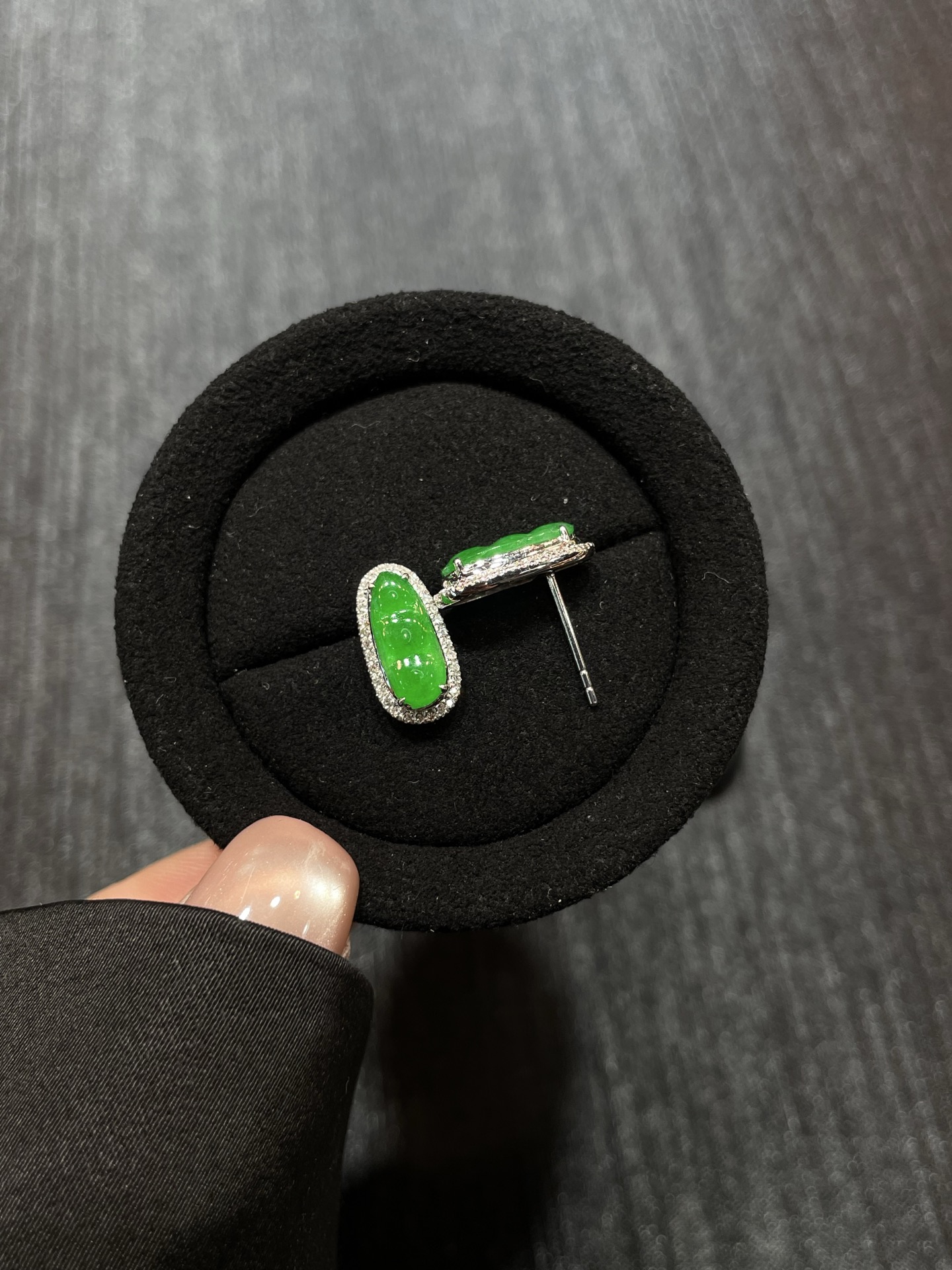 满色 阳绿 福豆耳钉，18k金配钻镶嵌，11.8/5