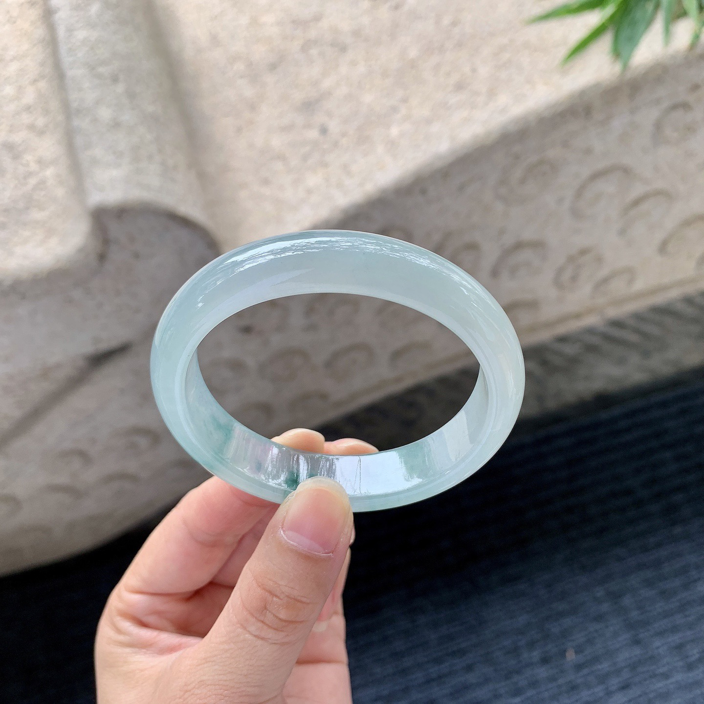 贵妃54 55
【圈口】54.6/49/13/7.3
【描述】糯冰飘蓝花，水润，种老，细腻，打灯有棉线！..