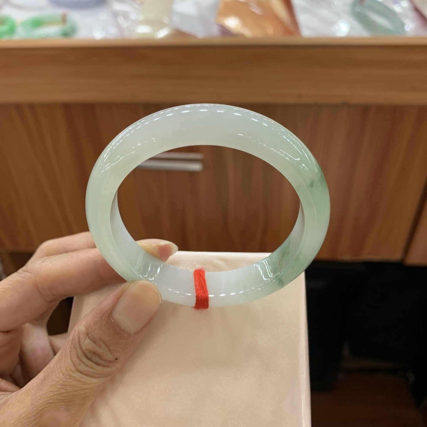 042811FN，冰胶底飘绿花正圈翡翠手镯，55-12.7-7.9，编号042811FN