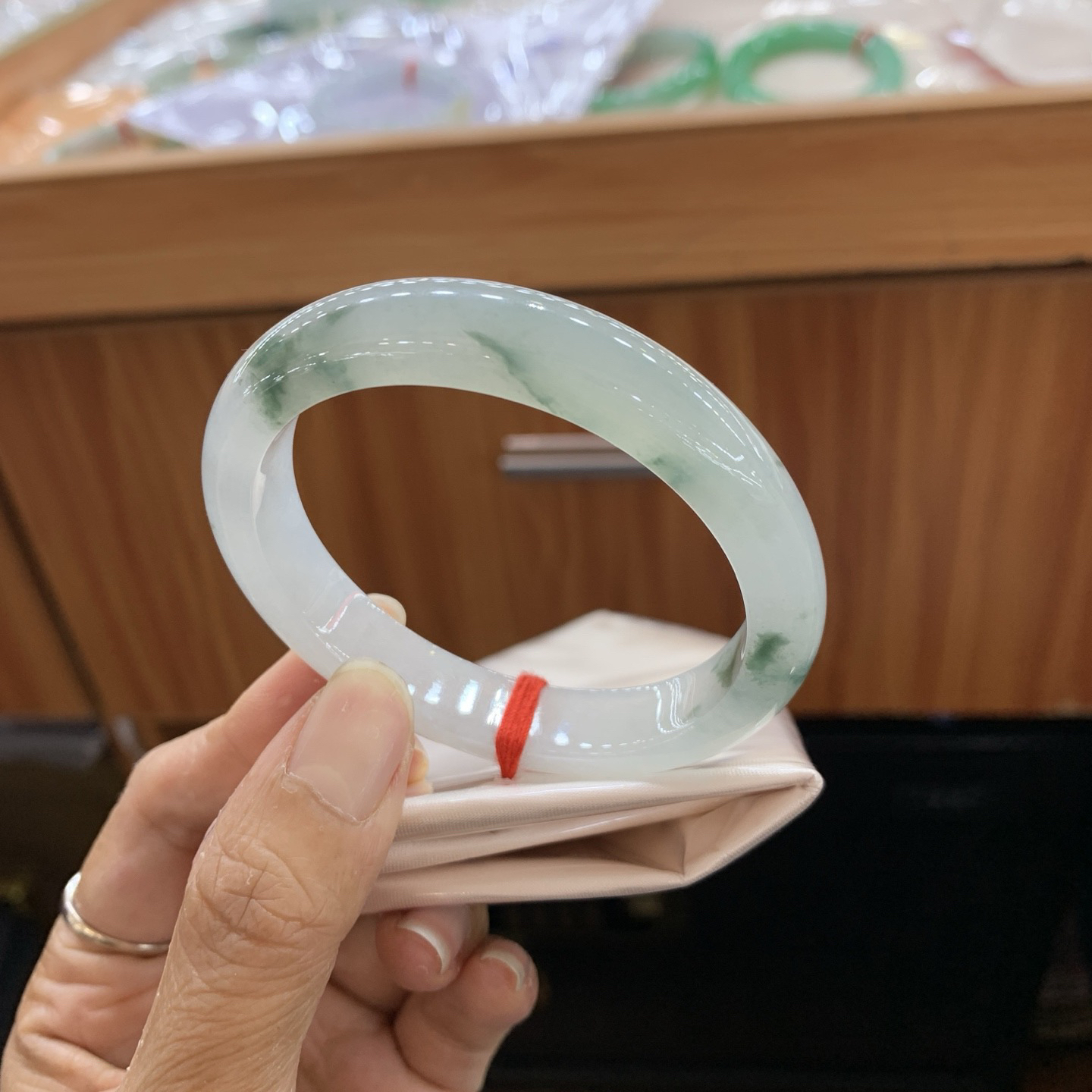 飘花贵妃翡翠手镯
55-48.4-11.5-8.1..