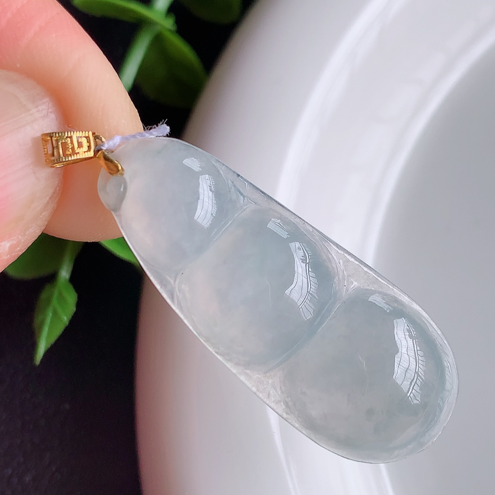 18k金扣冰润福豆翡翠挂件，老种飘花  冰清玉洁  胶感十足  寓意“四季平安，福气满满”颜色鲜艳，清新自然，饱满通透   W415.27  尺寸：35-14-5.3mm