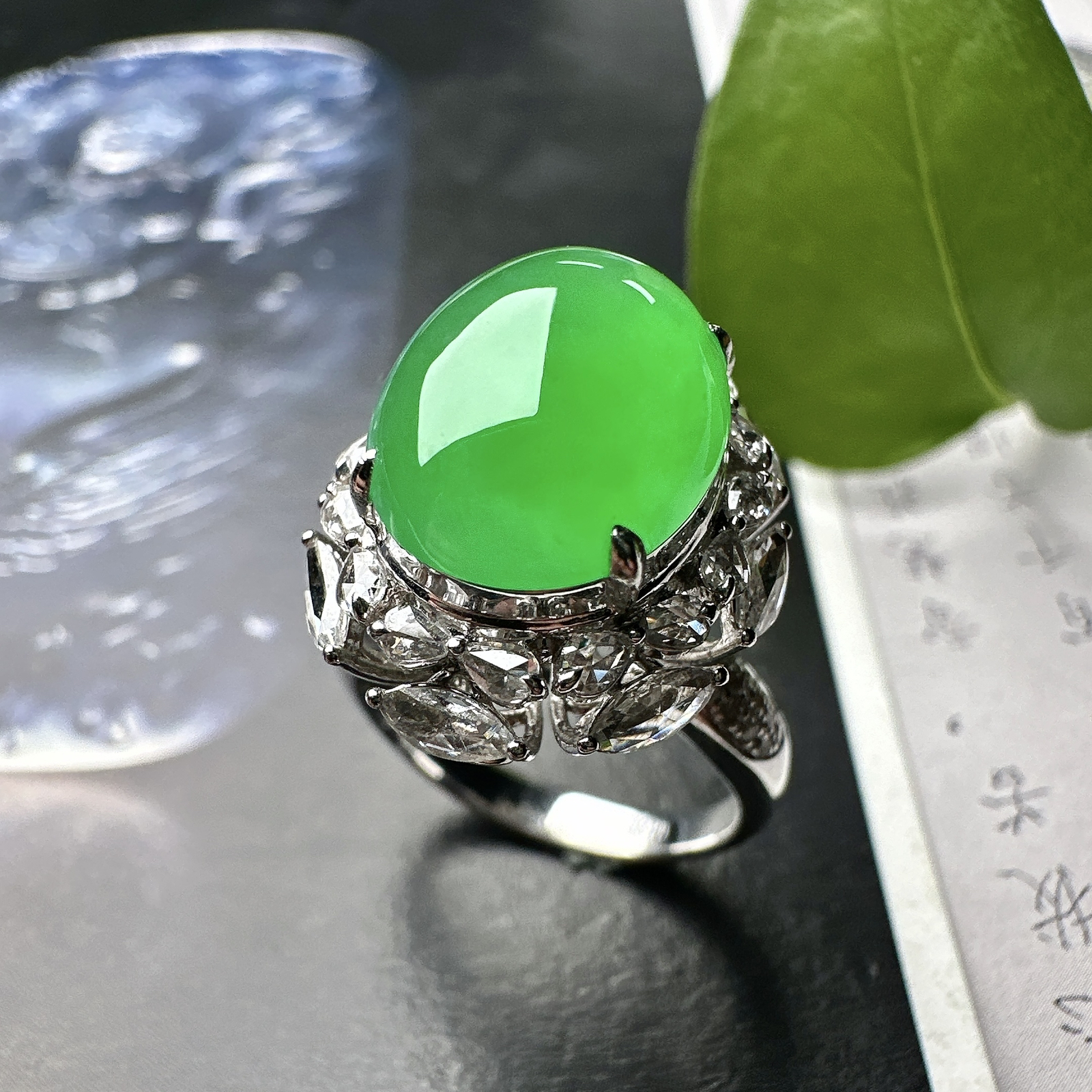 【冰种满绿蛋面戒指】阳绿色泽，质地均匀细腻，冰润起光，胶感强烈，颜色娇艳，18K金钻精美镶嵌，裸石尺寸12.8*10.4*6毫米