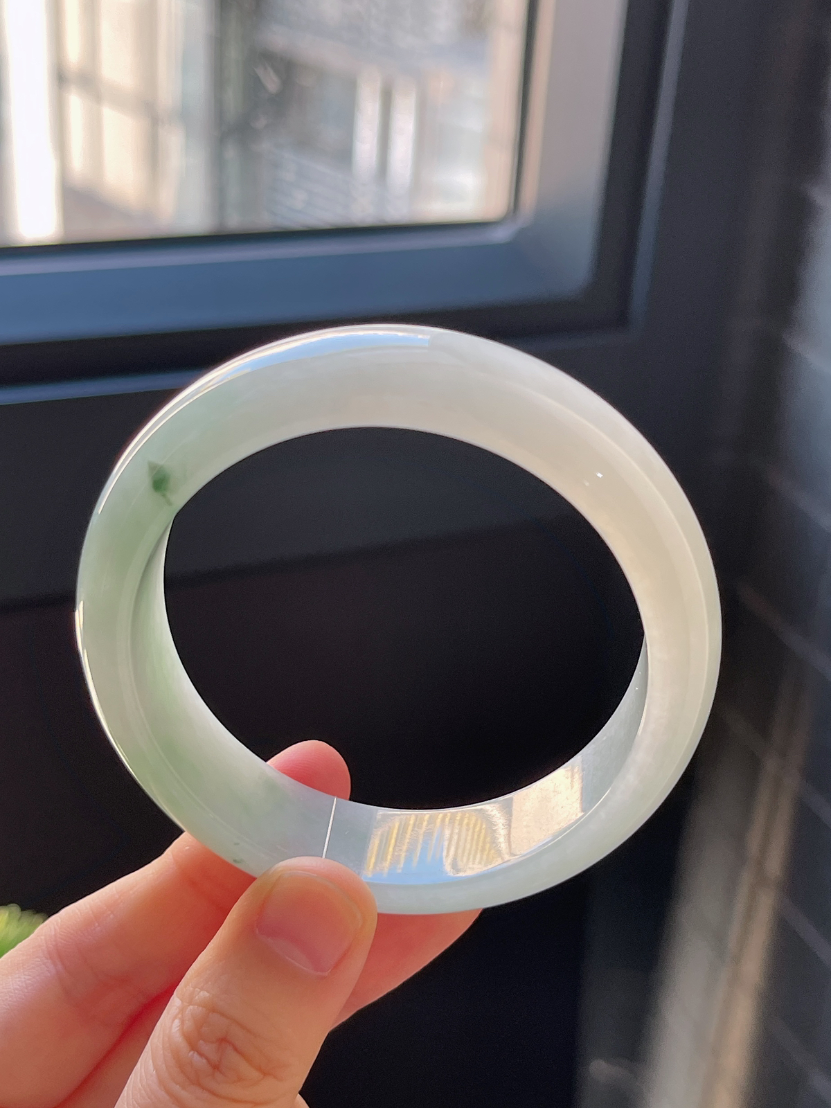 正圈55.5圈口，翡翠糯化种浅绿色手镯