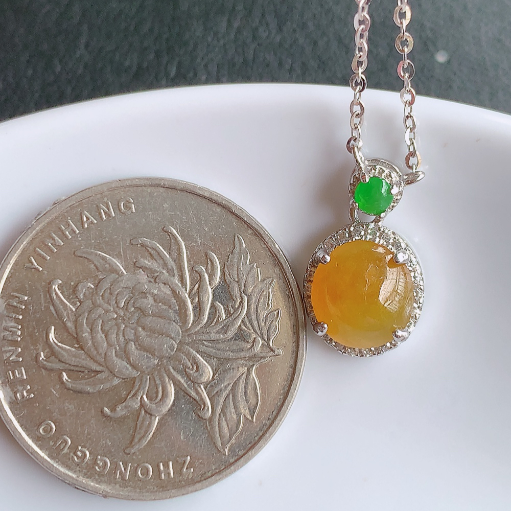 冰润黄翡蛋面翡翠吊坠，925银饰镶嵌  质地细腻，清秀高雅，饱满圆润  款式大方经典，颜色鲜艳，沁人心脾，高质量精品   W502.27  整体尺寸：15-9.3-5.6mm   裸石尺寸：8-7.5mm