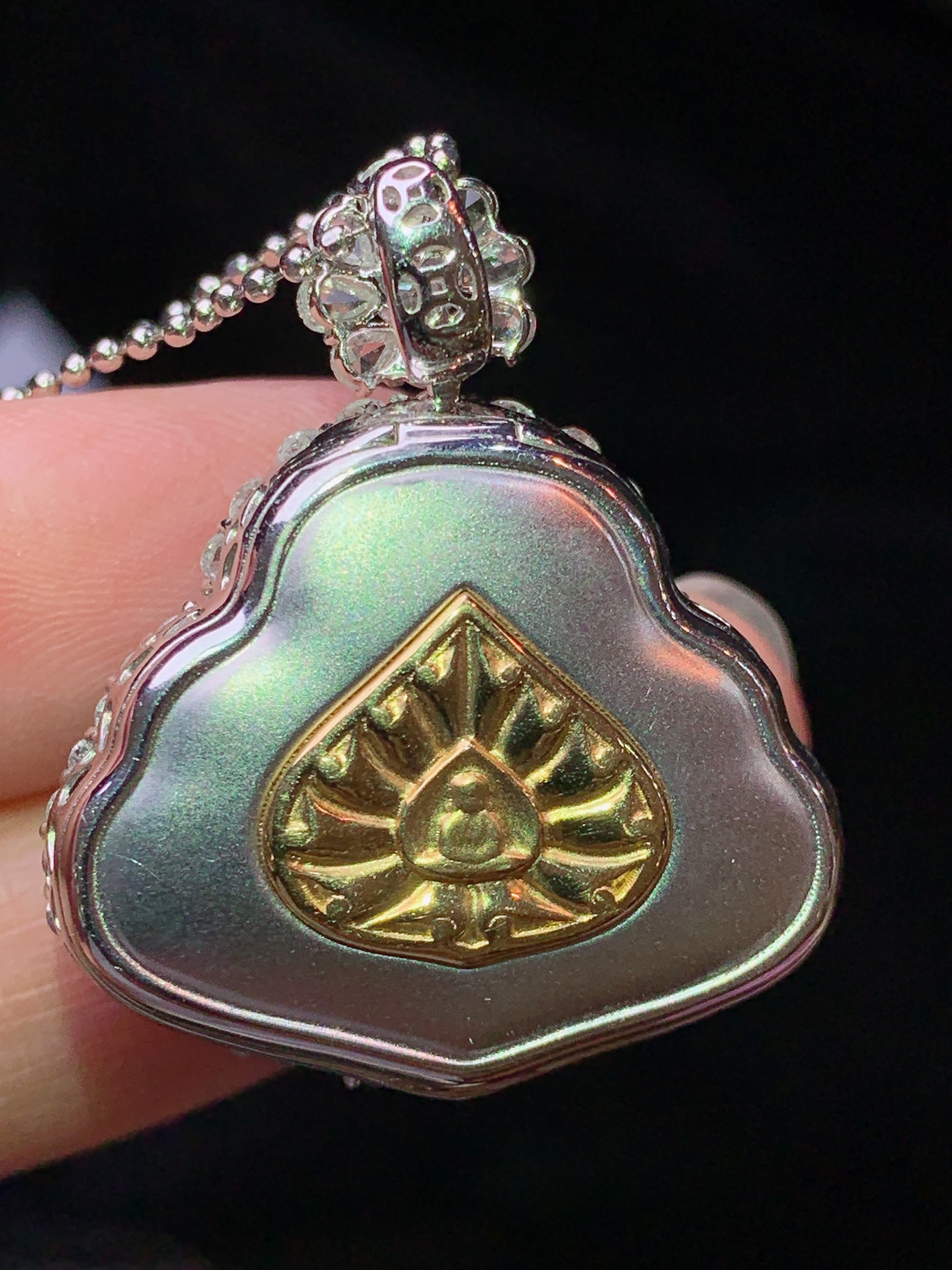 18k金钻镶嵌冰阳绿佛公吊坠 玉质细腻 色泽艳丽清新 水润亮眼 整体尺寸31.5*27*11.8t2