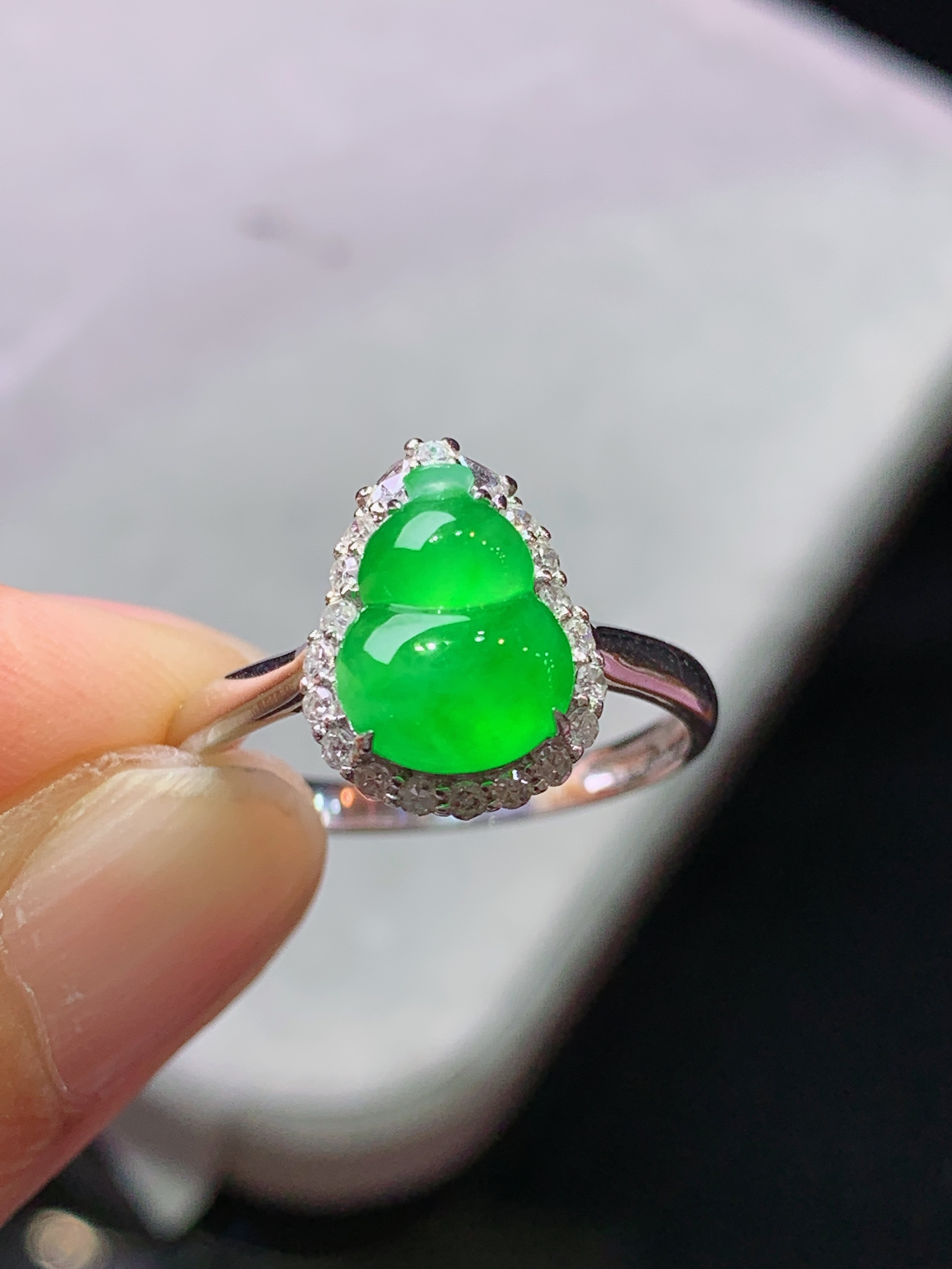 18k金钻镶嵌冰阳绿葫芦戒指 玉质细腻 色泽艳丽清新 水润亮眼 圈15 整体尺寸12.2*9.5*6.3h1