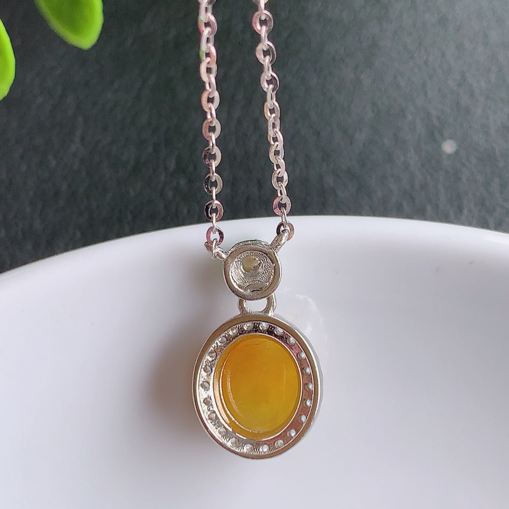 冰润黄翡蛋面翡翠吊坠，925银饰镶嵌  质地细腻，清秀高雅，饱满圆润  款式大方经典，颜色鲜艳，沁人心脾，高质量精品   W502.27  整体尺寸：15-9.3-5.6mm   裸石尺寸：8-7.5mm