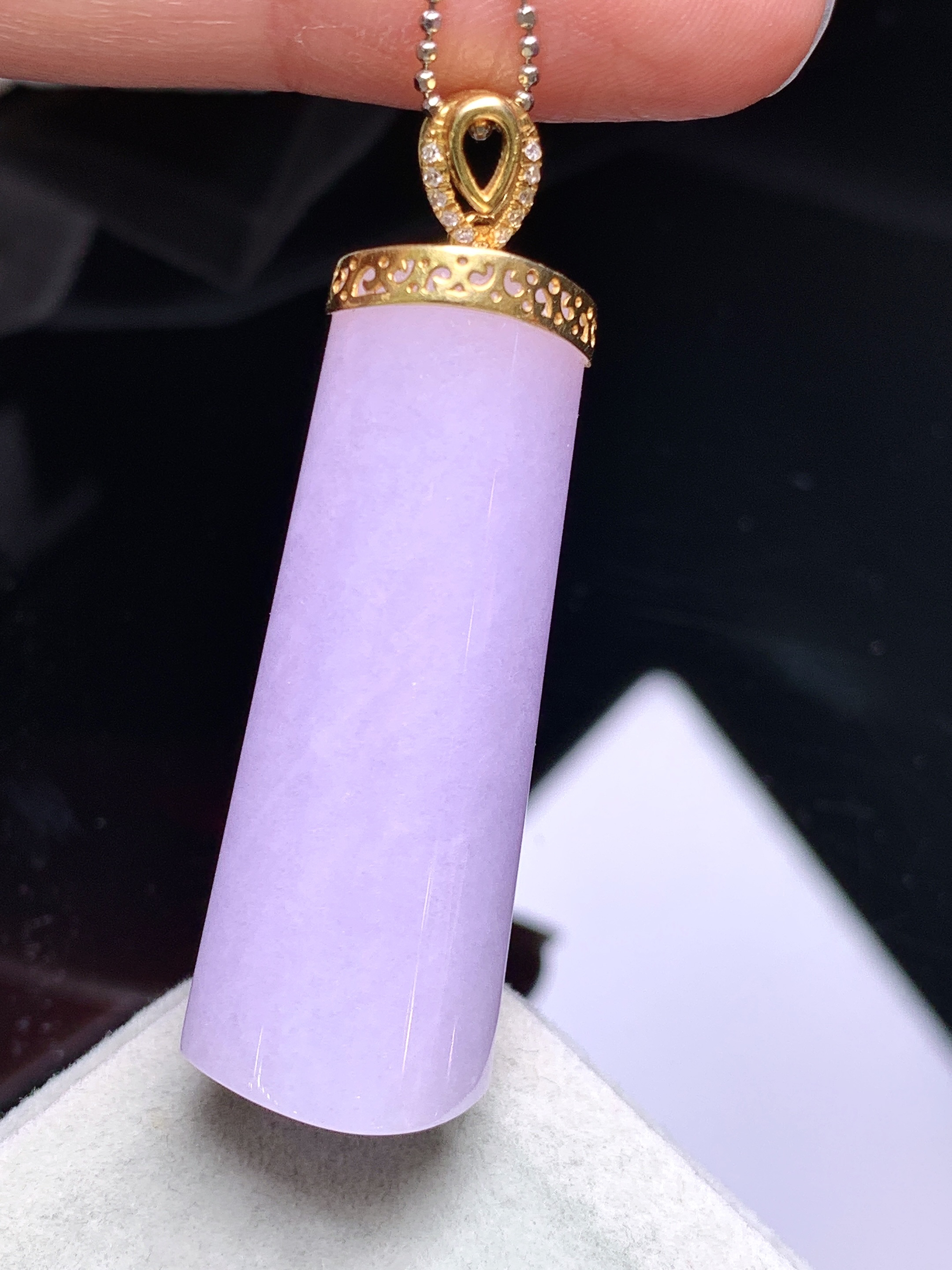 18k金钻镶嵌紫罗兰玉柱吊坠 玉质细腻 色泽艳丽清新 水润亮眼 整体尺寸44.6*14*11.5L4