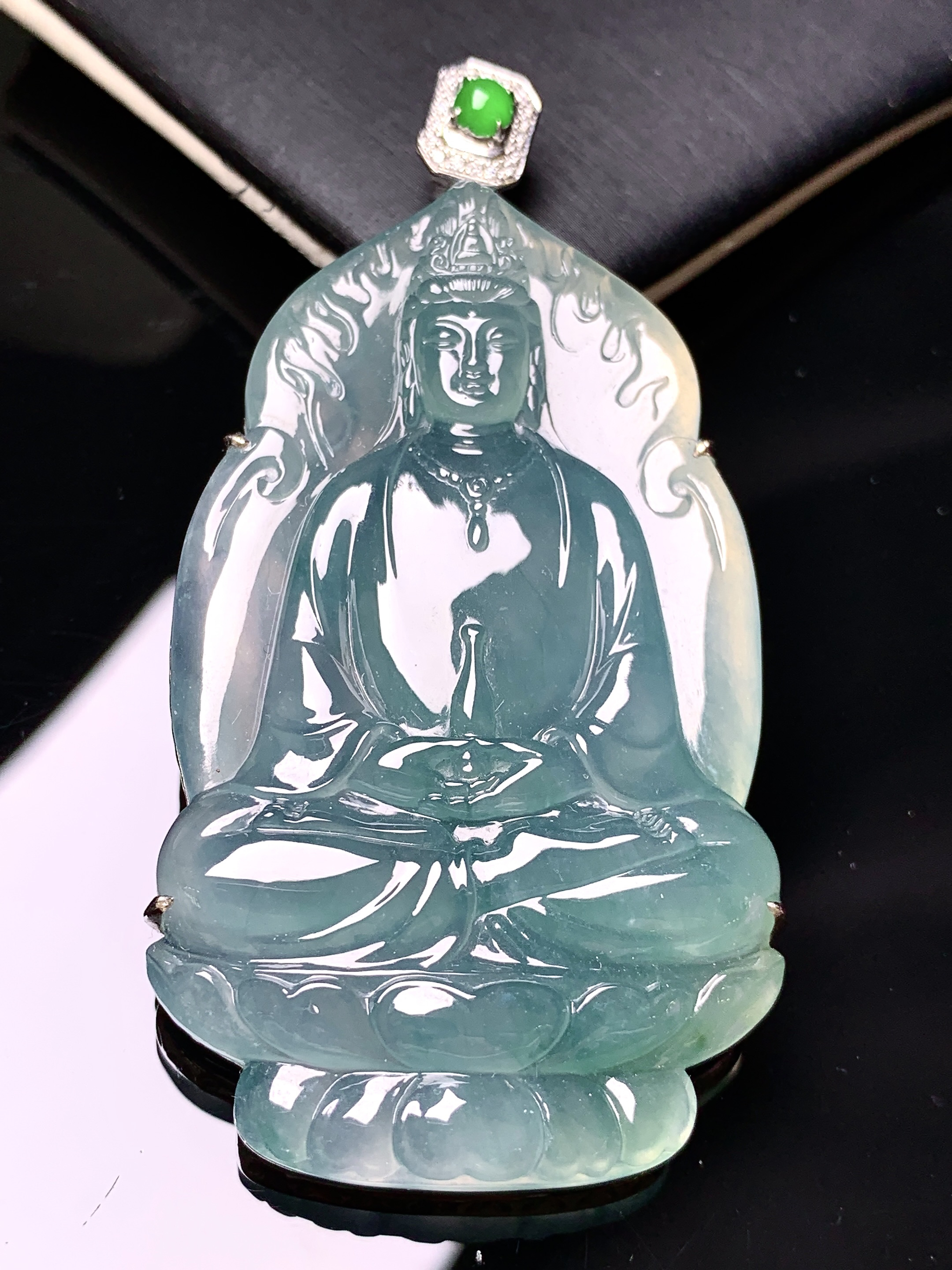 18k金钻镶嵌冰种蓝底观音菩萨吊坠 玉质细腻 色泽艳丽清新 水润亮眼 整体尺寸66.6*34*7.6y5