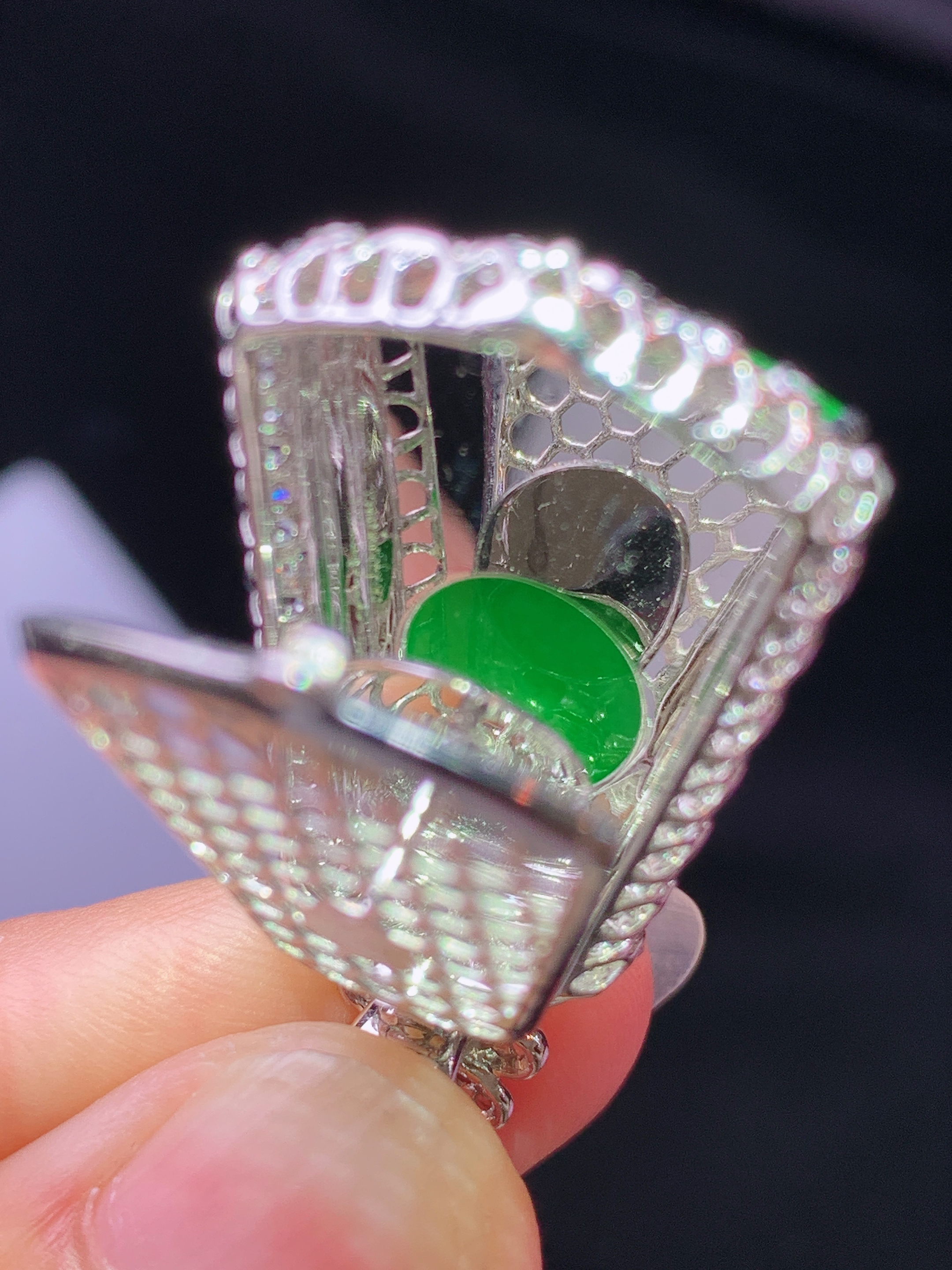 18k金钻镶嵌阳绿无事牌吊坠 玉质细腻 色泽艳丽清新 水润亮眼 整体尺寸36*20.5*9.5h2