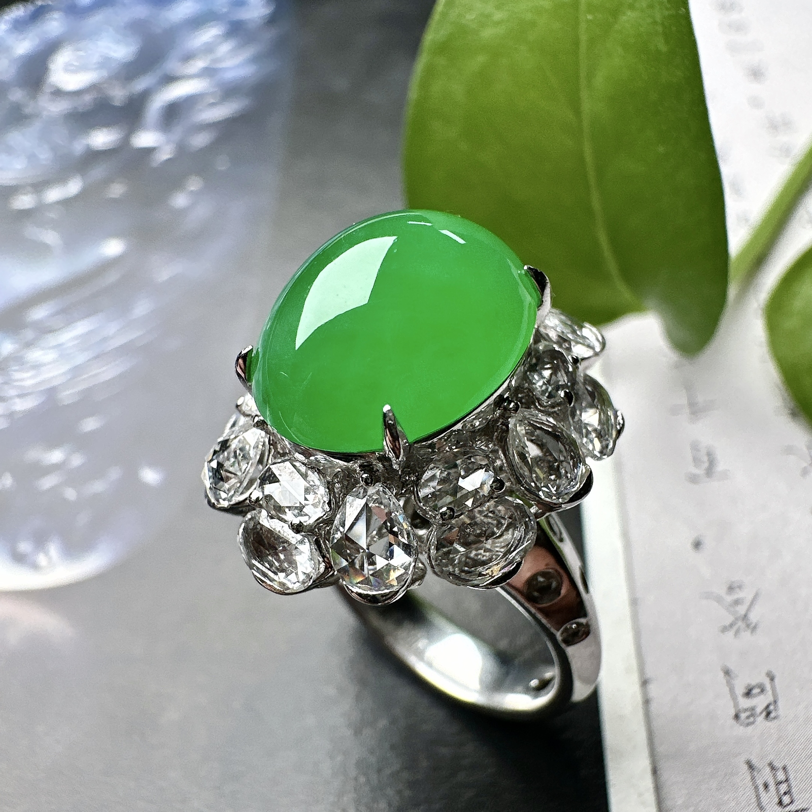 【冰种满绿蛋面戒指】质地均匀细腻，冰润起光，胶感强烈，颜色娇艳，18K金钻精美镶嵌，裸石尺寸12.8