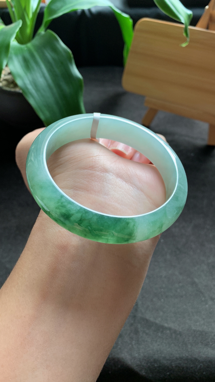 58圈口 天然A货翡翠飘绿花手镯 颜色漂亮