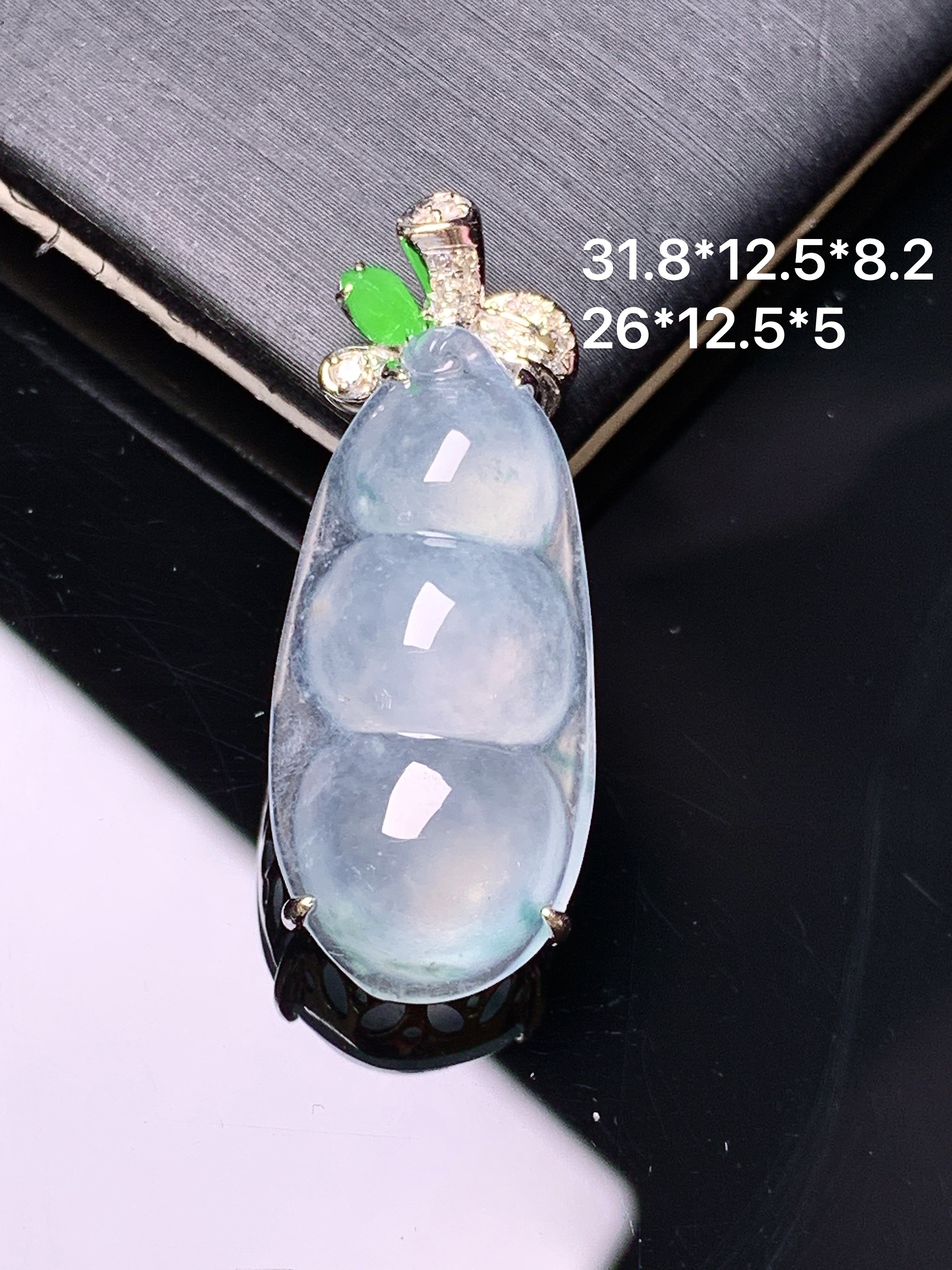 18k金钻镶嵌冰种四季豆吊坠 玉质细腻 色泽艳丽清新 水润亮眼 整体尺寸31.8*12.5*8.2g2