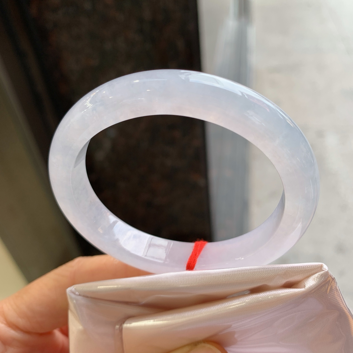 贵妃镯，无裂，尺寸：53/47/12/7.5，冰润