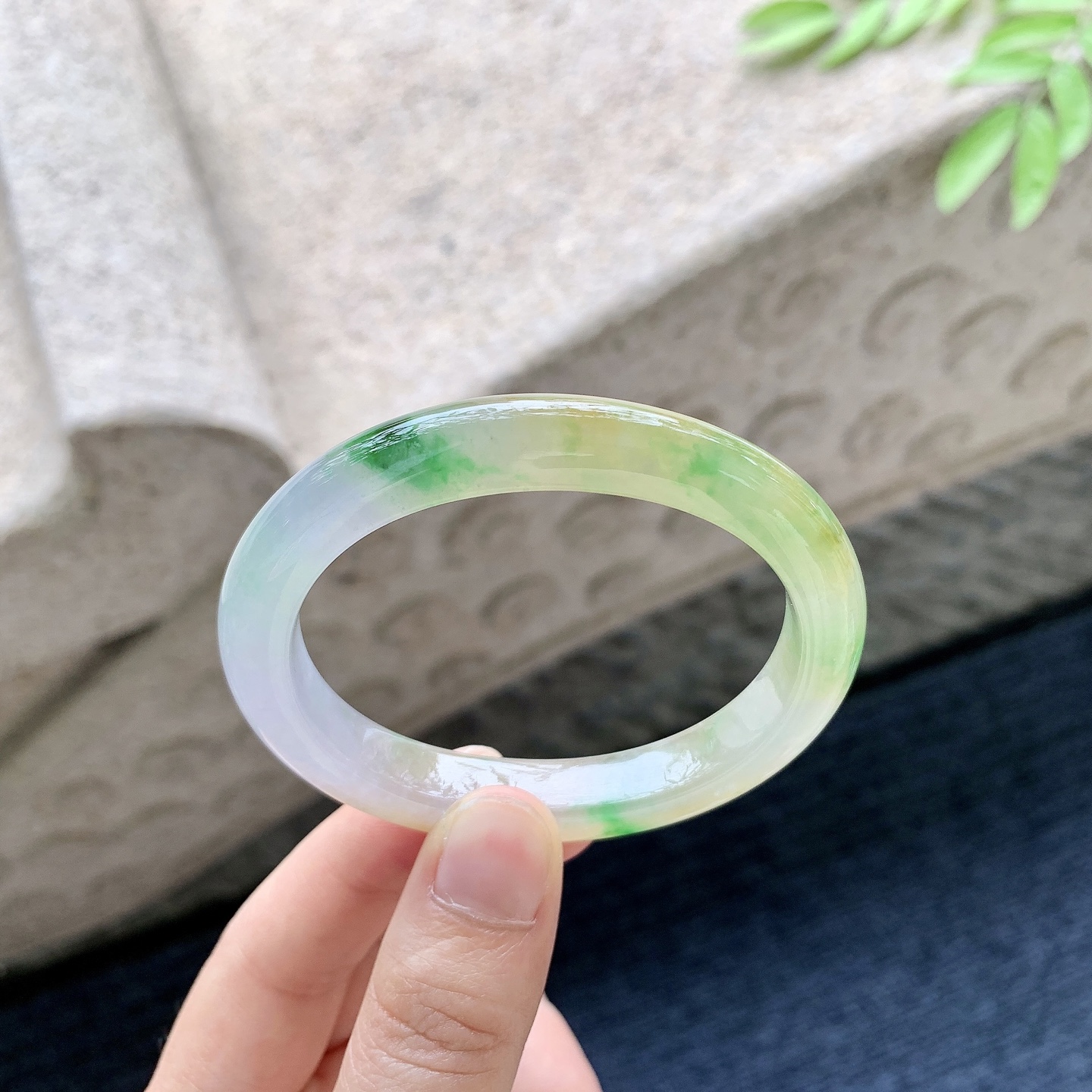 贵妃53 54，圈口53.4/45.5/8.4/8，编码G7071183，糯冰三彩，水润，种老，细腻，无裂。