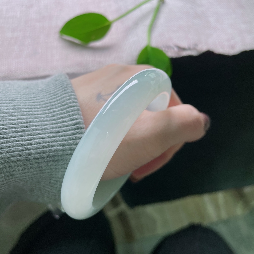 56.6/11.9/8.3，白月光正圈，似月光坠入凡尘，凝作腕间玉镯，种老，无裂，ss48837a