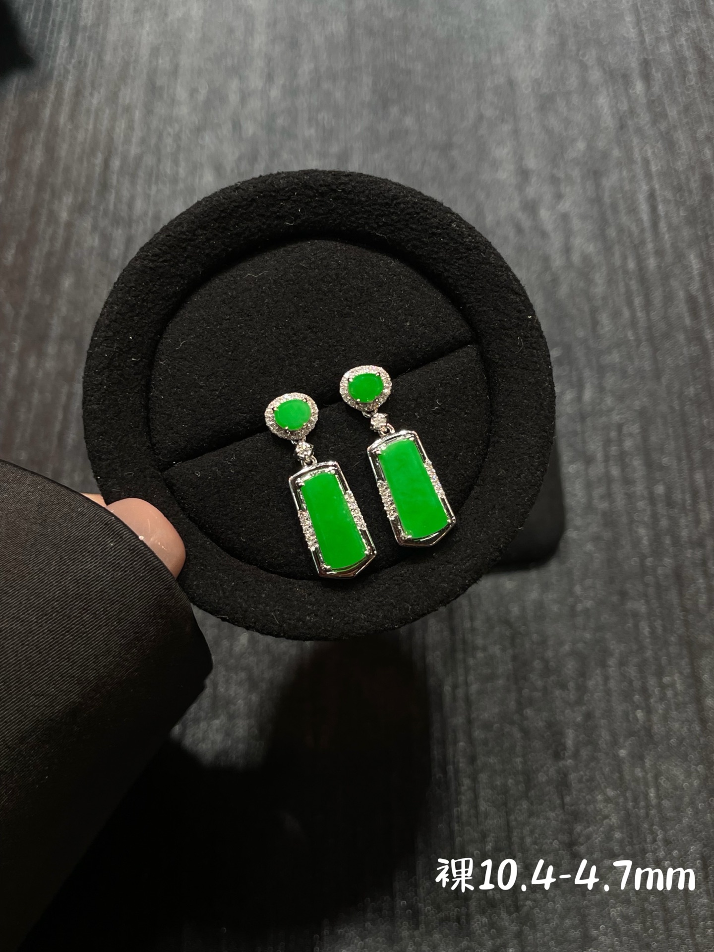 满色 正阳绿 mini小无事牌耳坠，18k金配钻镶嵌，10.4-4.7