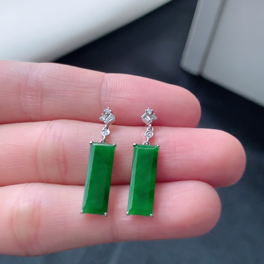 冰阳绿无事牌耳坠，翠色明媚，底子细腻莹润，佩戴清新优雅货号79428，23.9/5.8/2.5