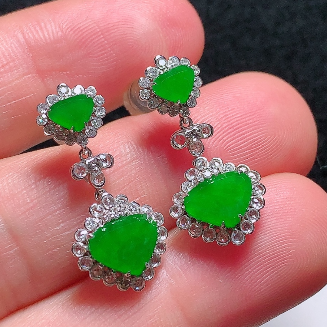 ️18k金镶嵌冰种阳绿水滴耳坠，种老水头好，又冰又润，饱满无裂：23mm裸石：5.6/7.8/1.6mm，编号