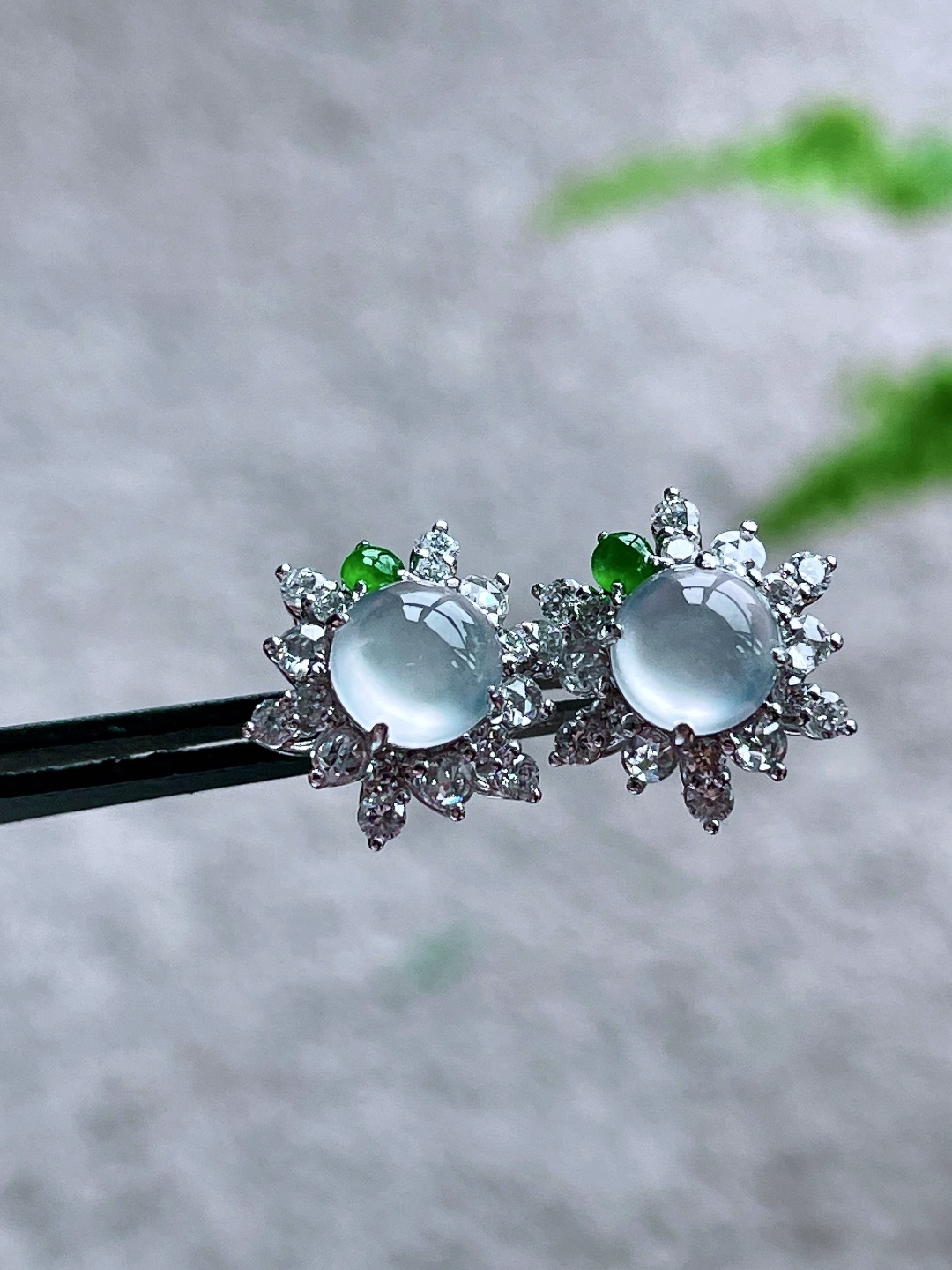 冰蛋面耳钉，18k金镶嵌，无裂，性比高10.2/10.2/7.7，裸石5.2/2.5，重量2.1克