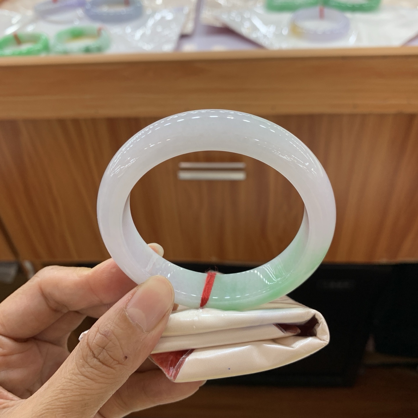 042819FN，白底青飘绿翡翠手镯，58-13.4-9.4，编号042819FN