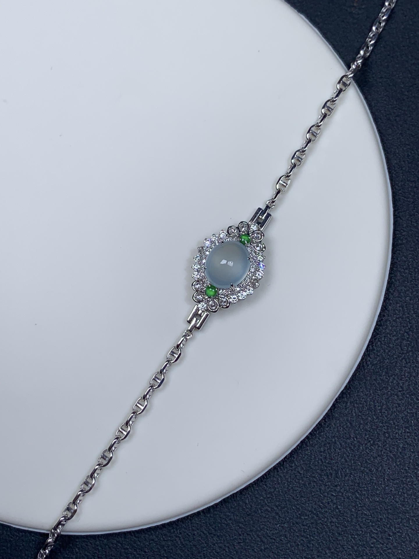 18k金镶嵌冰种起光蛋面手链19厘米，裸石8.7/7.7/5.5