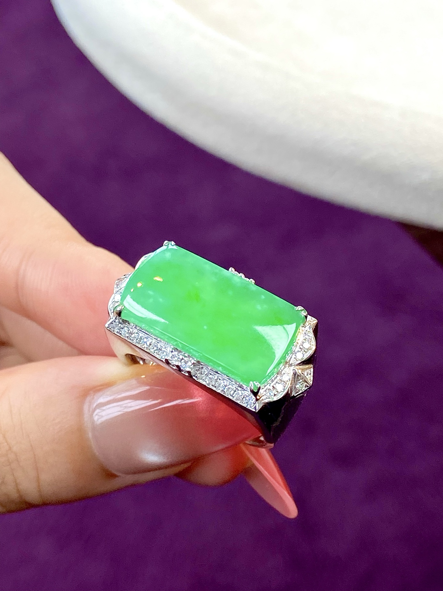 ️冰种木纳绿马鞍戒指，颜色鲜活又明媚，“鞍”稳人生，尽显沉稳与贵气：26.7/13.9/7，裸石：20.1/10.7/3mm，无裂。