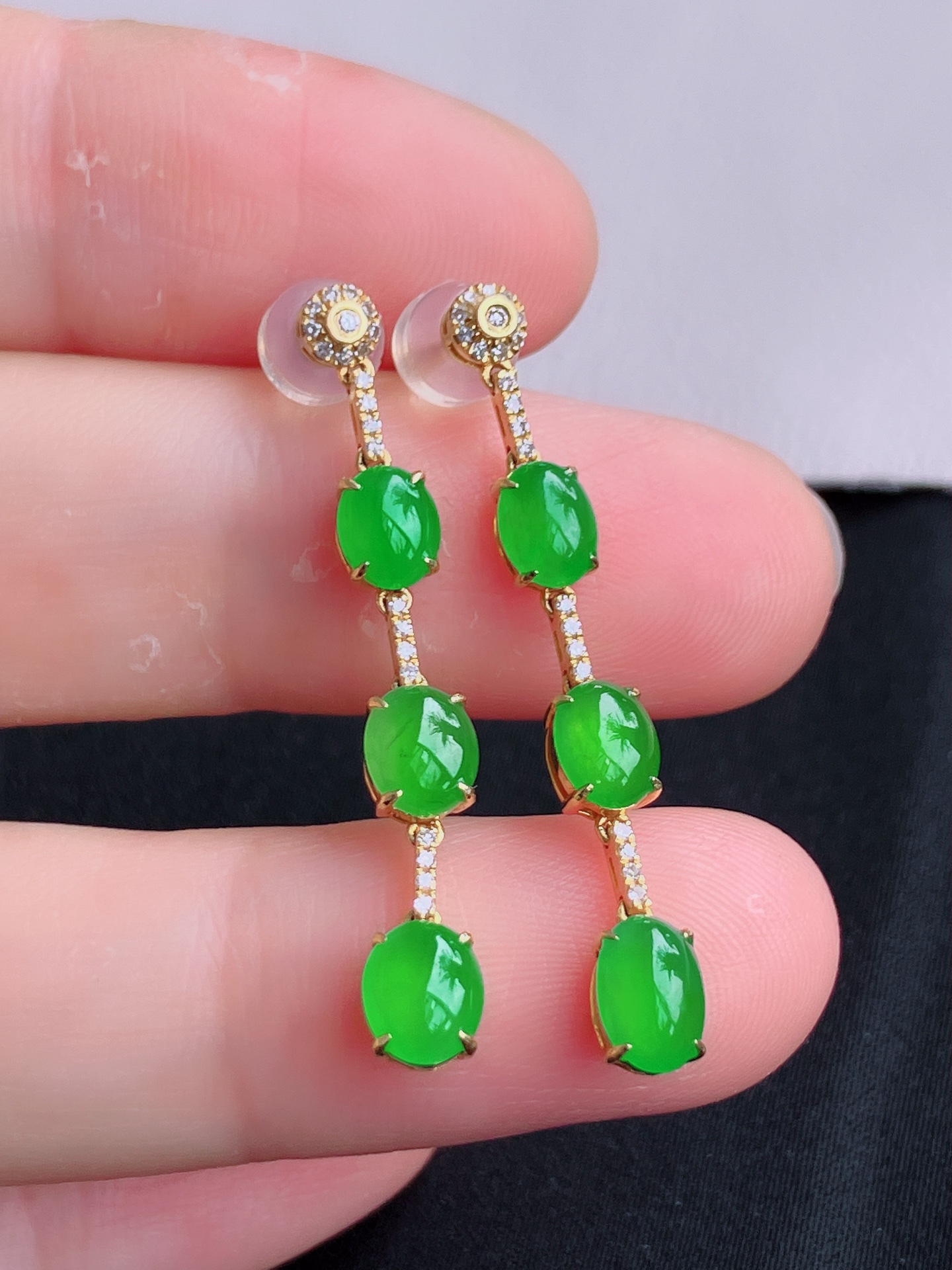 ️翠绿蛋面耳环，简约时尚，尺寸37.6/6.8/4.6，自然光实拍