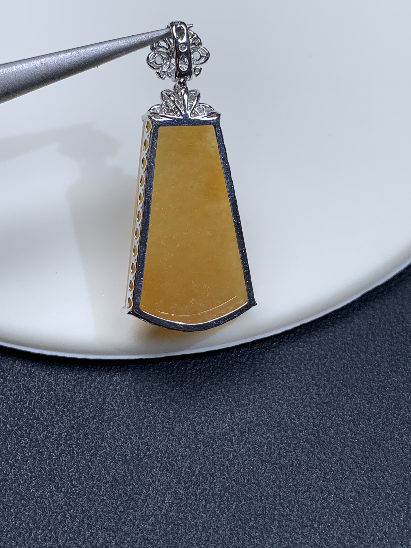 18k金镶嵌冰黄无事牌起光吊坠34.5/15/6.7，裸石24.3/15/4.3