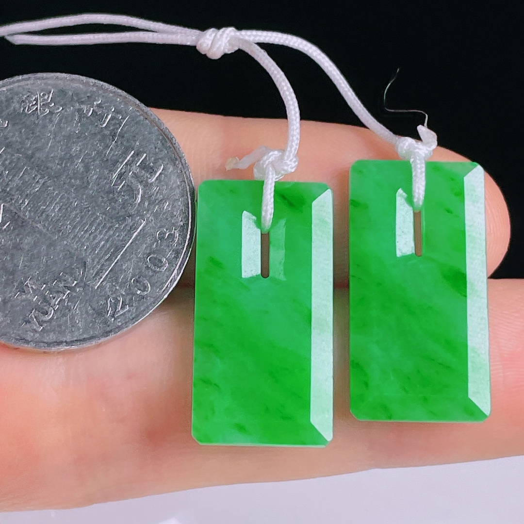 ️阳绿耳坠，老种起光，细底通透，尺寸：23.2/12/2.7mm0429