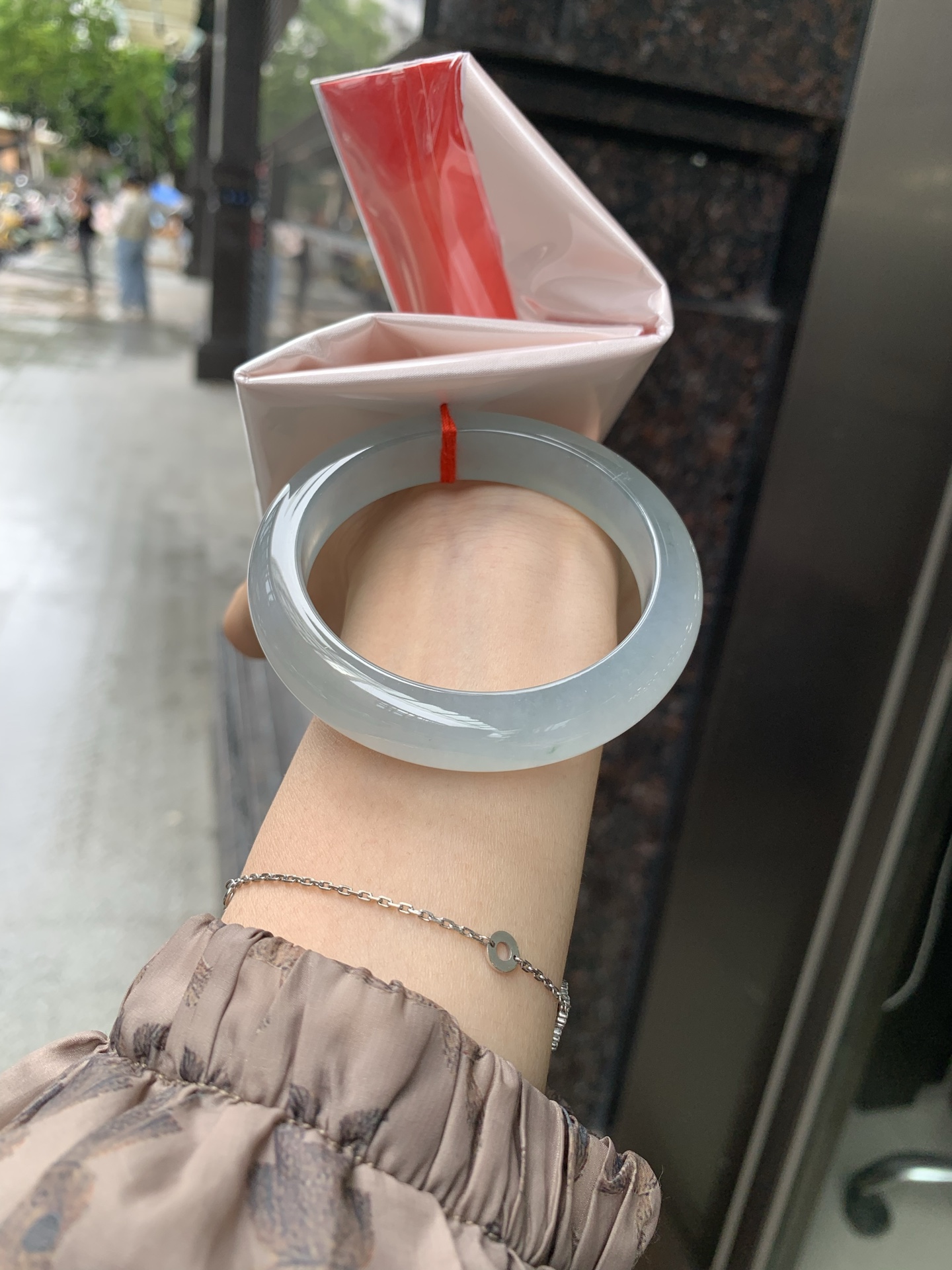 冰蓝正圈，56-8.5-12.2，0429-N576-1，底妆冰润细腻，有洒金，千变万化的冰晴蓝底色，拥有海的颜色，却散发着星空的光芒，这是一只来自冰川蓝的清冷气质仙女镯，无裂