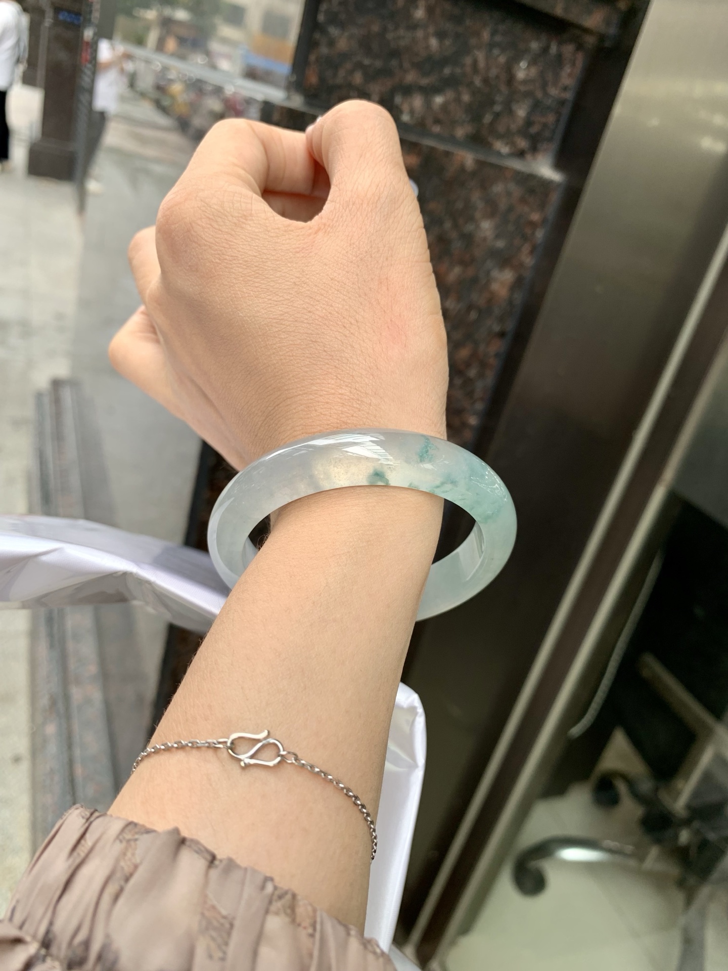 冰飘花正圈，54.3/7.6/12，0429-N579，打灯细纹，底妆冰透起光，蓝花灵动飘逸，勾勒出一幅唯美诗意的山水意境画，古典优雅又秀气