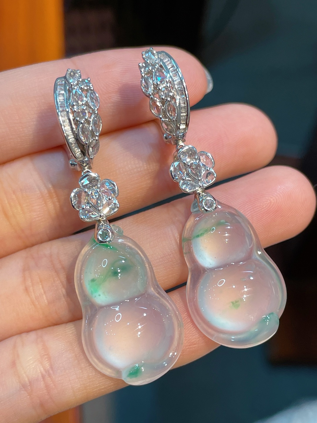 冰绿葫芦耳坠，无裂，18k金镶嵌，尺寸25.3/16.7/6.9，编号25.3-16.7-6.9-52.3-16.7-6.9