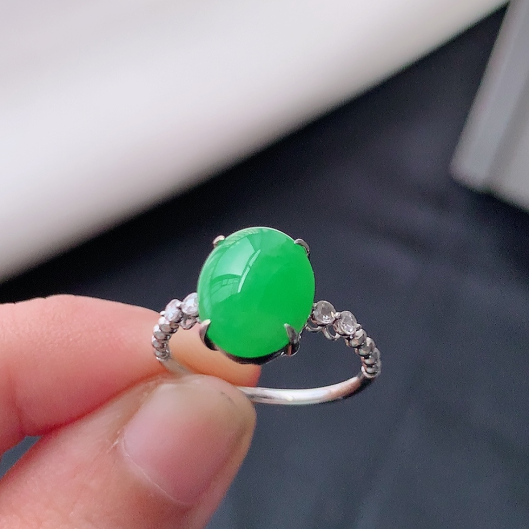 冰阳绿女戒。莹莹青翠，种老无裂水润，佩戴温婉优雅，货号79428，11.5/9.0/2.5