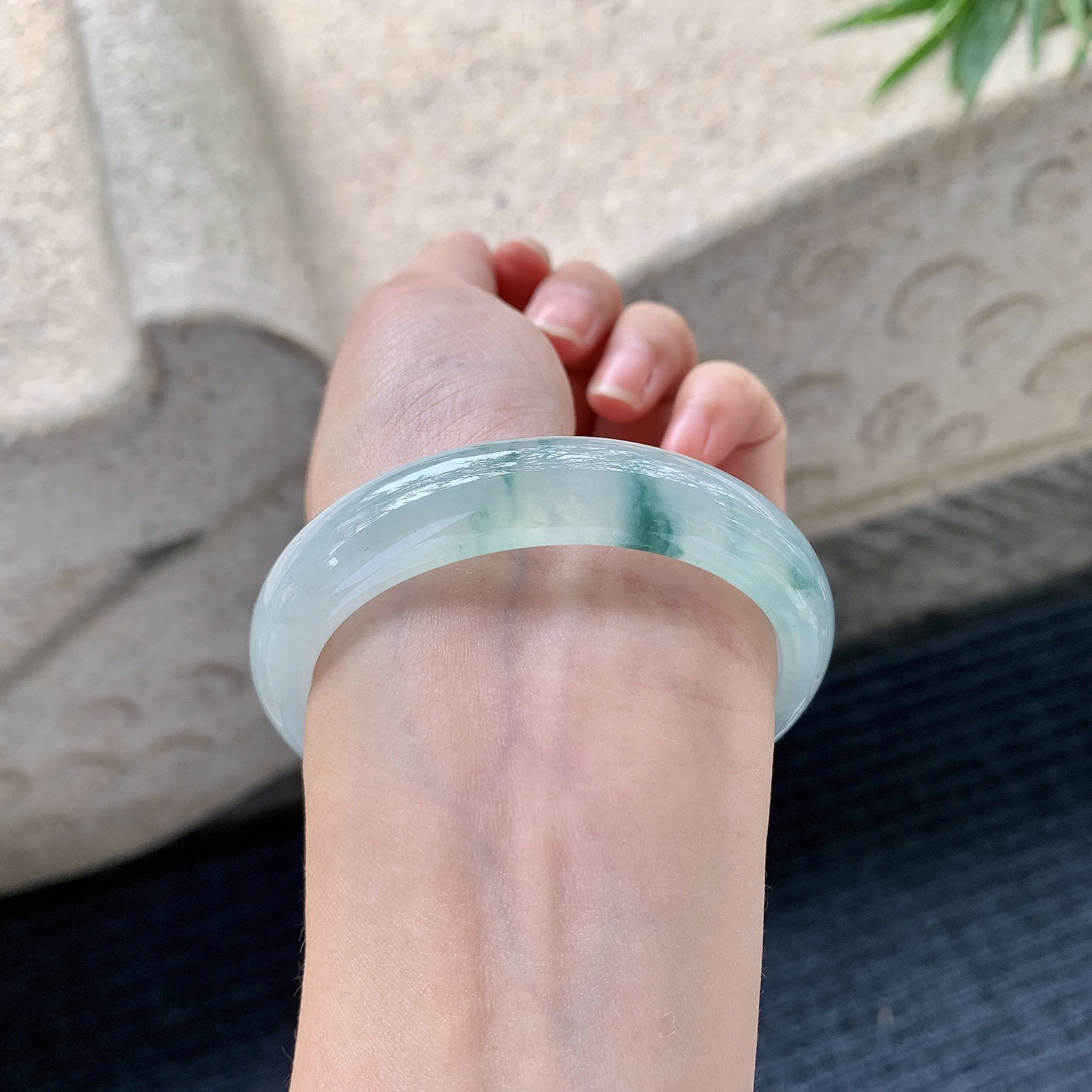 贵妃54 55
【圈口】54.6/49/13/7.3
【描述】糯冰飘蓝花，水润，种老，细腻，打灯有棉线！..