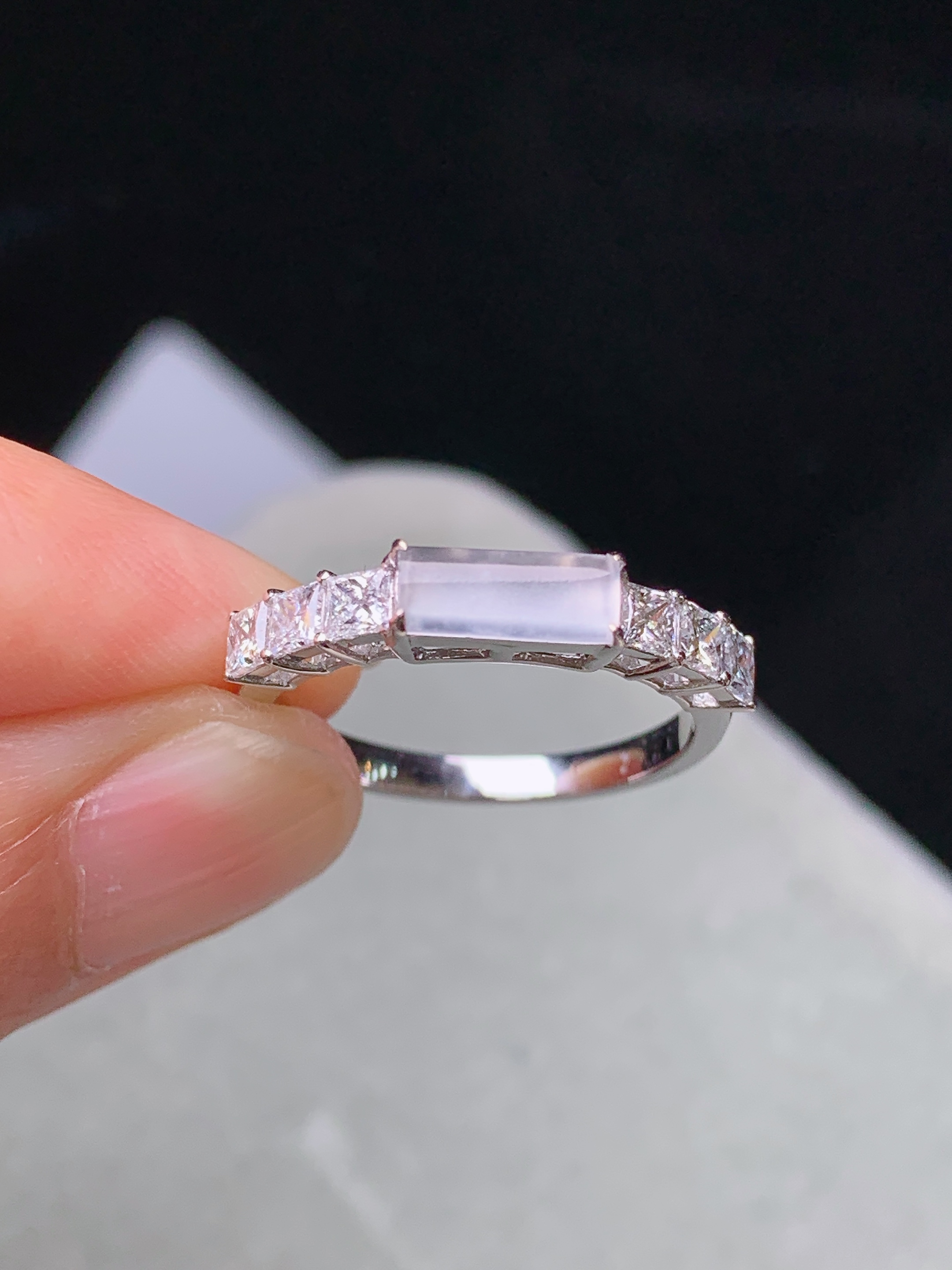 18k金钻镶嵌冰种玉柱戒指 玉质细腻 色泽艳丽清新 水润亮眼 圈口14 整体尺寸3.3*8*2m5