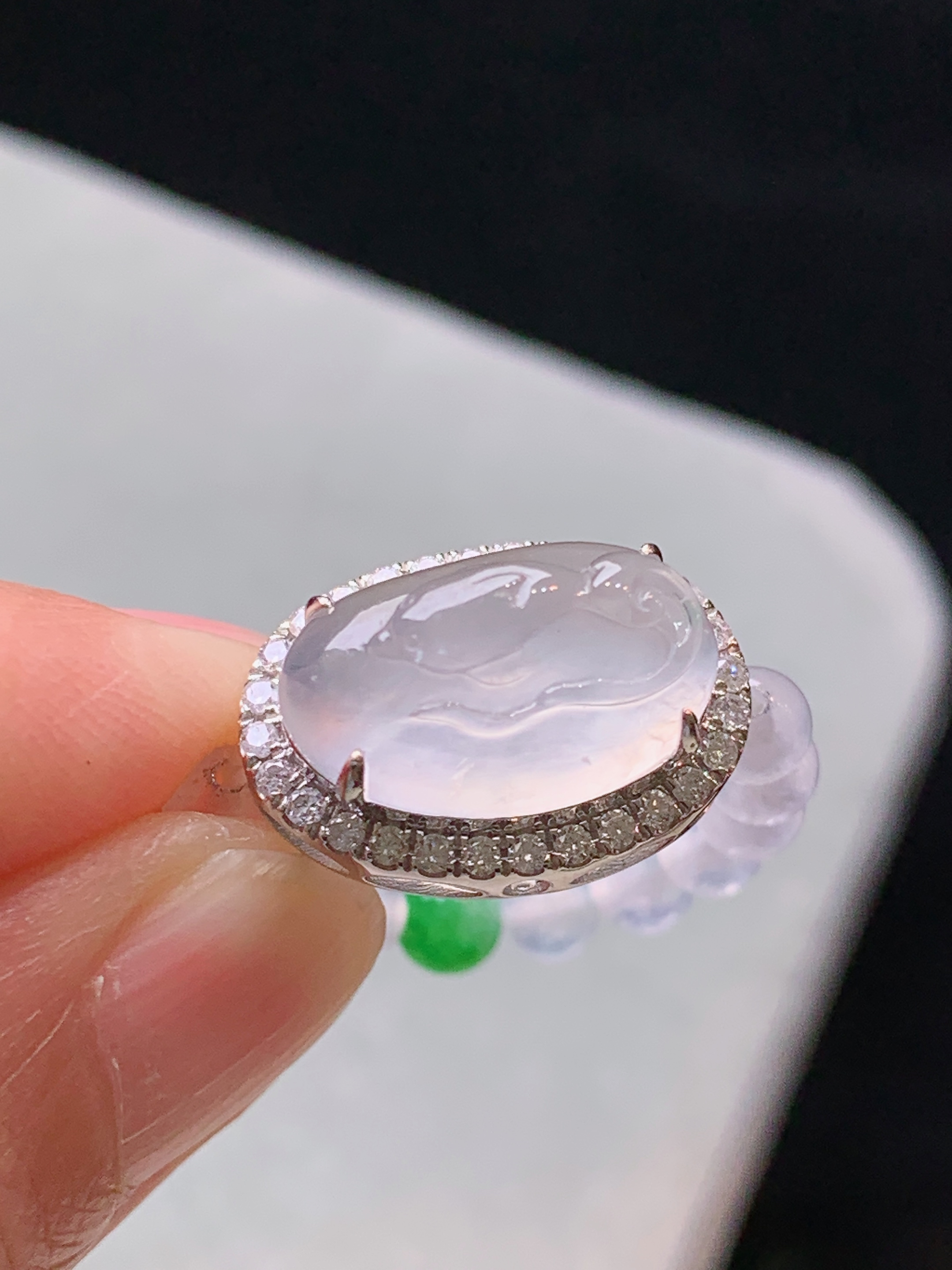 18k金钻镶嵌冰种圆珠海豚戒指 玉质细腻 色泽艳丽清新 水润亮眼 圈口14 整体尺寸16.8*12*