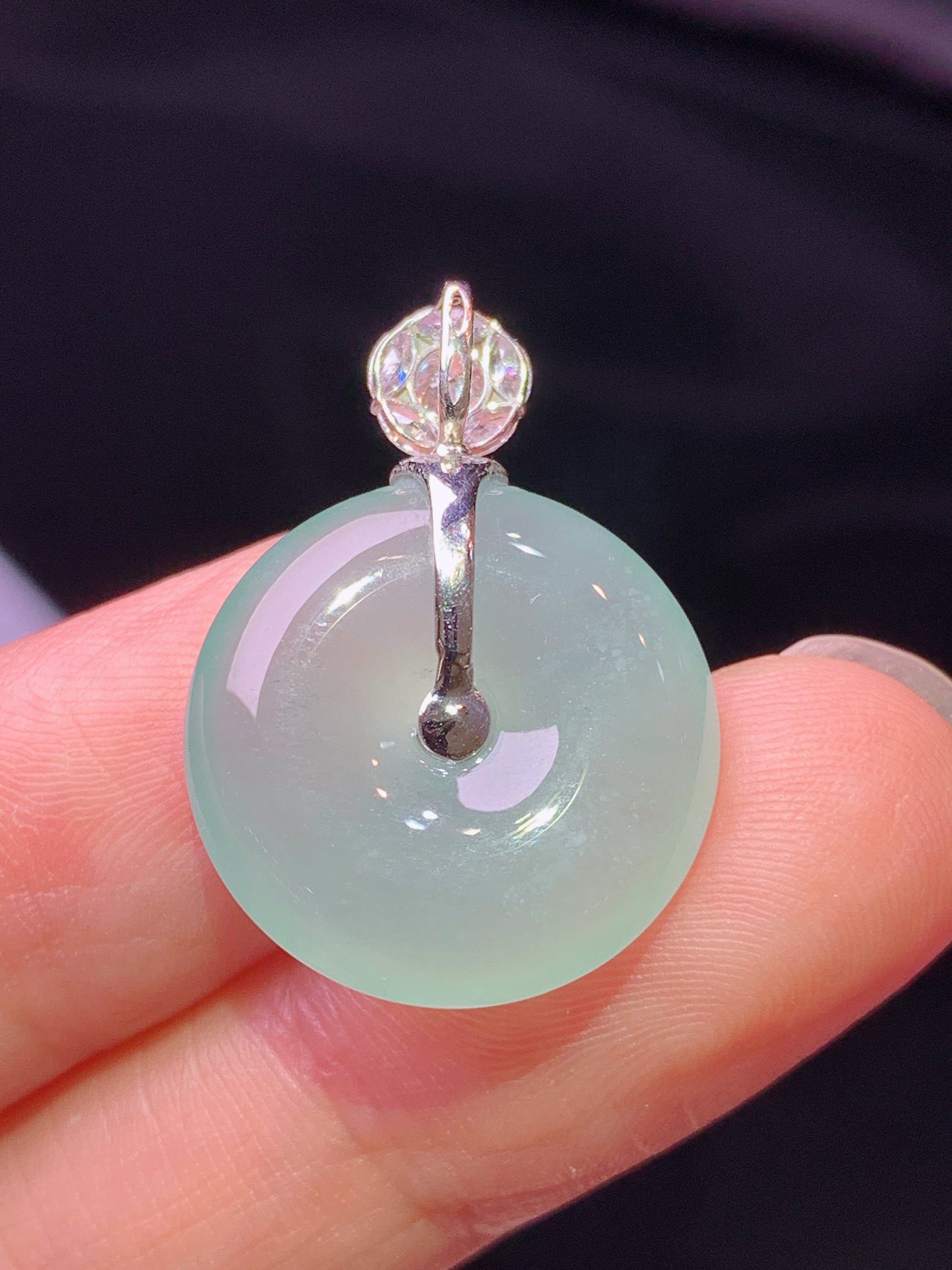 18k金钻镶嵌冰种浅绿平安扣吊坠 玉质细腻 色泽艳丽清新 水润亮眼 整体尺寸25*17.8*5c1