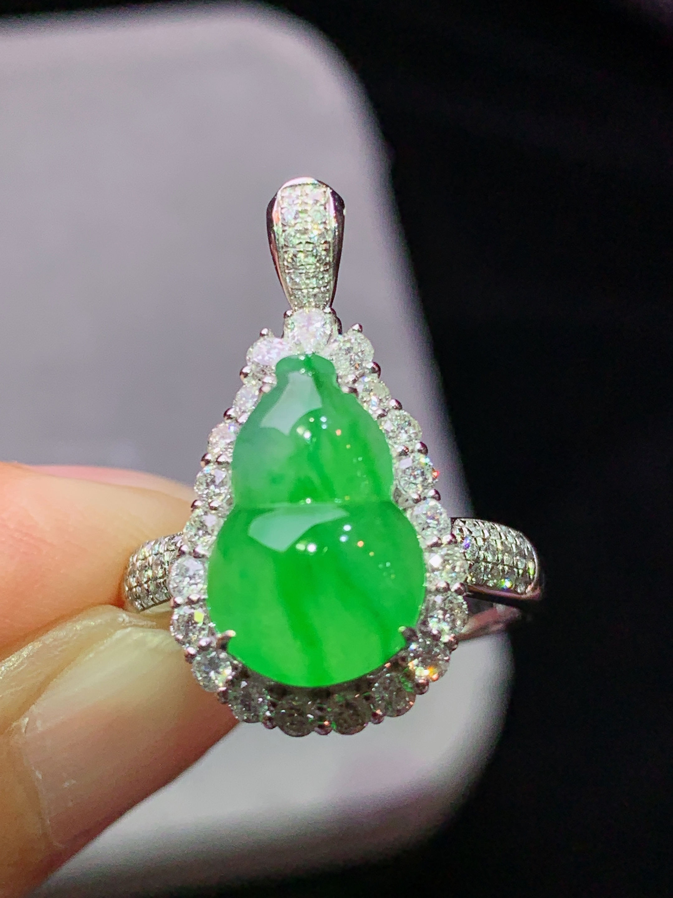 18k金钻镶嵌冰飘阳绿葫芦戒指吊坠两用款 玉质细腻 色泽艳丽清新 水润亮眼 圈口14 整体尺寸23.8*12.5*11m5